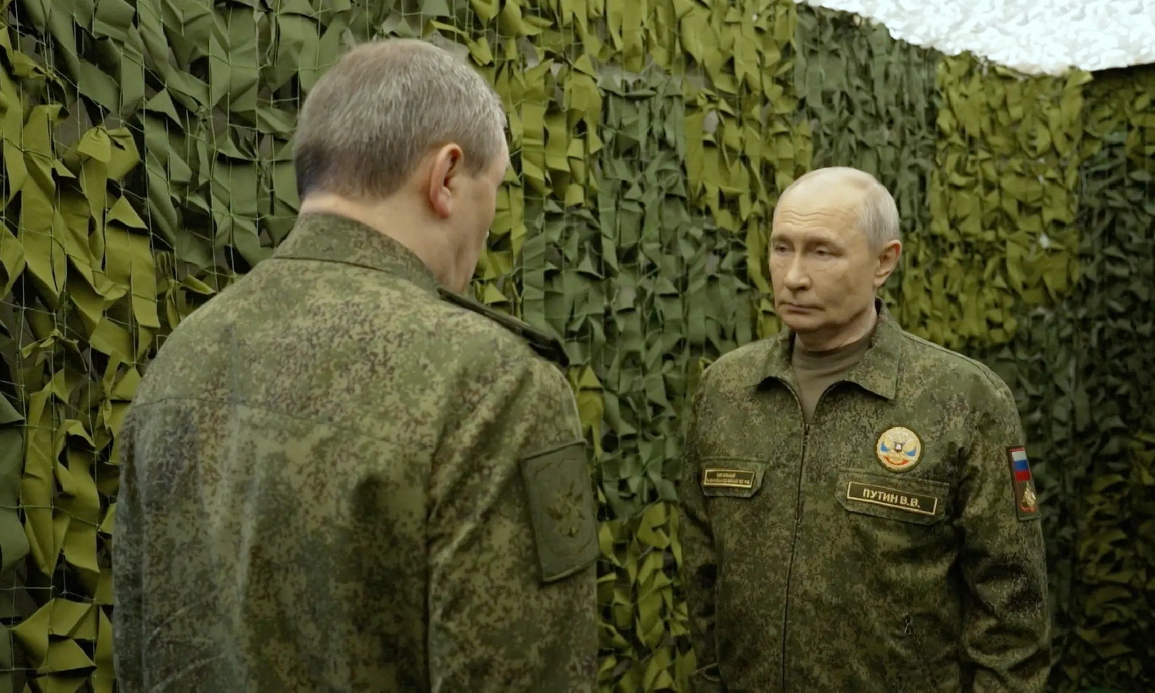 Tổng thống Putin nghe Tổng tham mưu trưởng quân đội Valery Gerasimov báo cáo tại trung tâm chỉ huy ngày 16/10.