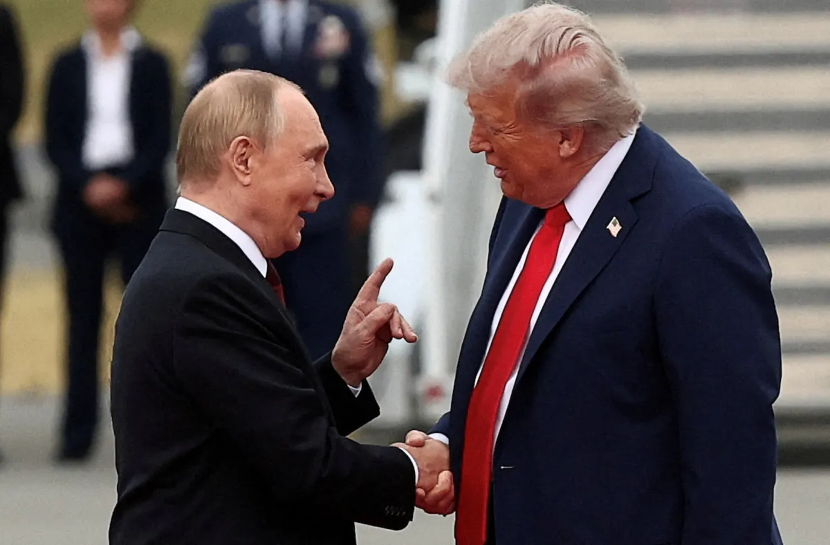 Tổng thống Nga Vladimir Putin (trái) gặp người đồng cấp Donald Trump hồi 2025 tại bang Alaska (Mỹ) - Ảnh: REUTERS