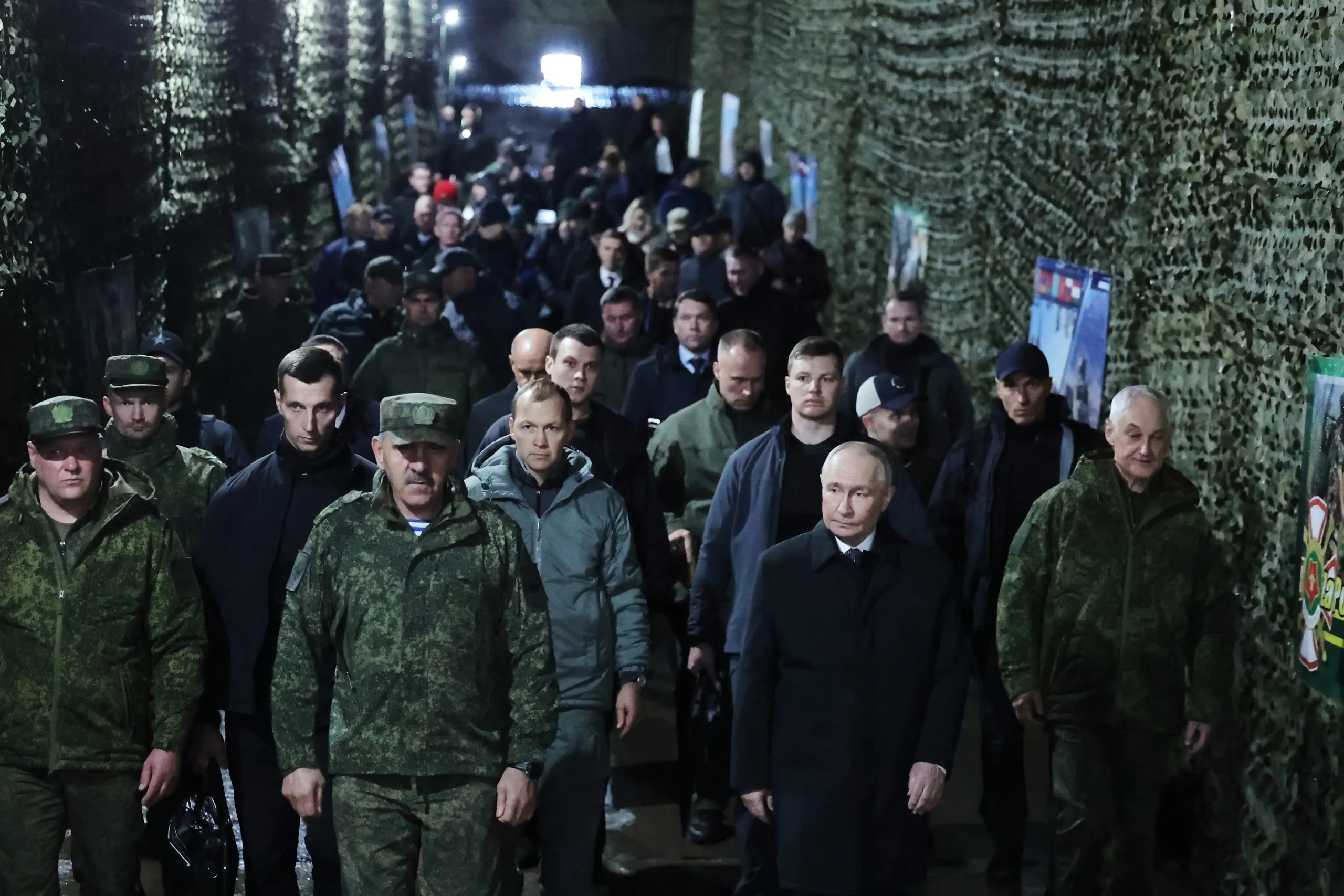 Tổng thống Nga Vladimir Putin (thứ hai từ phải sang) cùng các lãnh đạo quân đội Nga đến thị sát cuộc tập trận quân sự Center-2026 ở Nga hôm 2-10 - Ảnh: AP