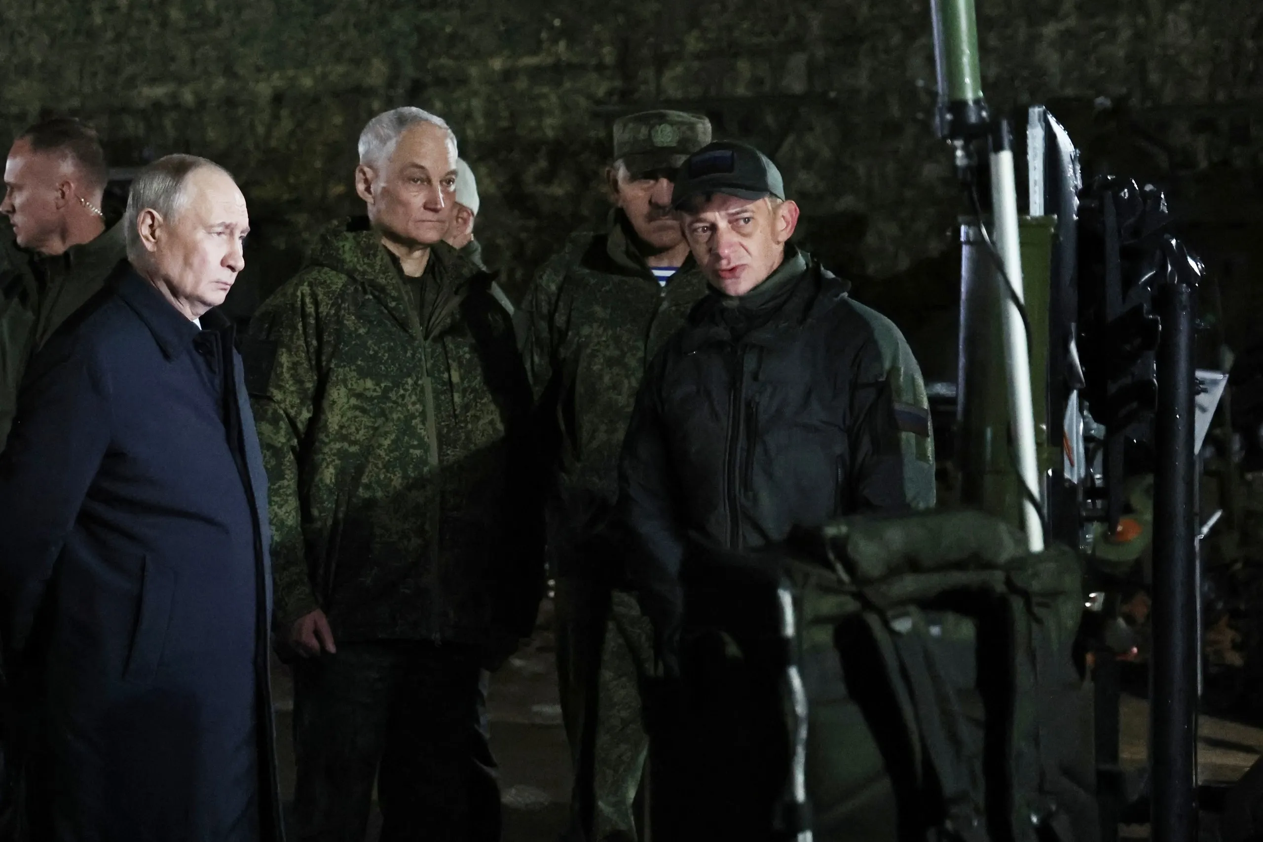 Tổng thống Nga Vladimir Putin (bên trái), cùng Bộ trưởng Quốc phòng Nga Andrei Belousov (thứ hai từ trái sang), thị sát cuộc tập trận quân sự Center-2026 tại thao trường Chebarkul ở vùng Chelyabinsk hôm 2-10 - Ảnh: AP