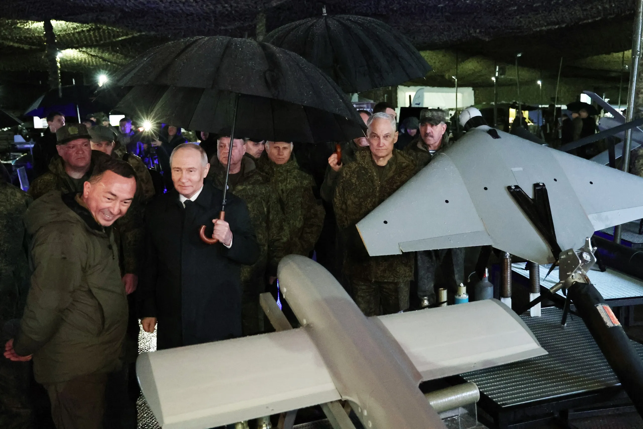 Ông Putin xem một số vũ khí được trưng bày tại tập trận - Ảnh: AP