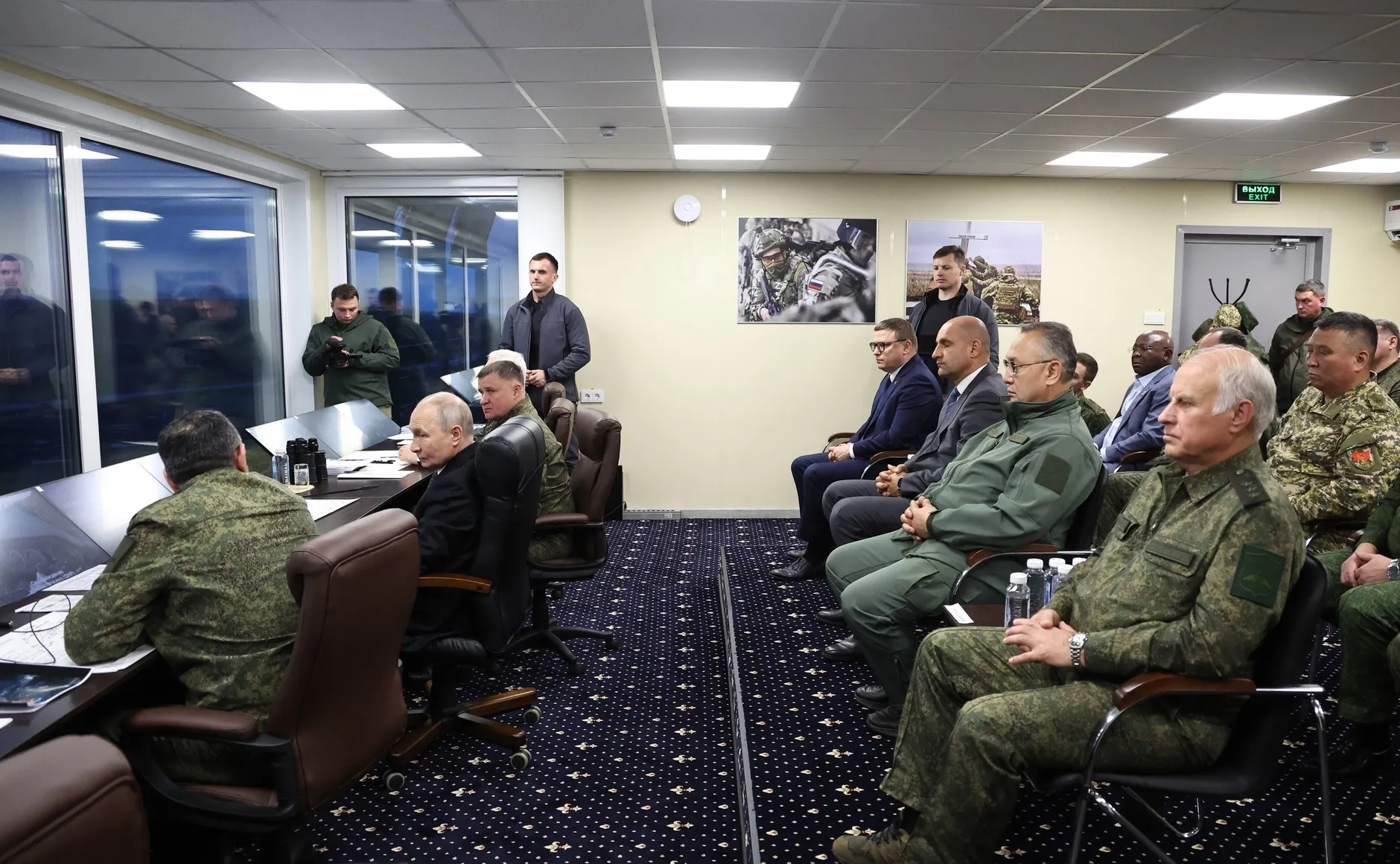 Tham dự cùng ông Putin tại sở chỉ huy quan sát có Bộ trưởng Quốc phòng Nga Andrei Belousov, các Thứ trưởng Quốc phòng Yunus-Bek Yevkurov và Alexander Sanchik, Đặc phái viên của Tổng thống tại đặc khu liên bang Ural Artyom Zhoga, Tư lệnh Lục quân Andrey Mordvichev và Phó chủ tịch thứ nhất Ủy ban Công nghiệp - quân sự Vasily Tonkoshkurov - Ảnh: KREMLIN.RU