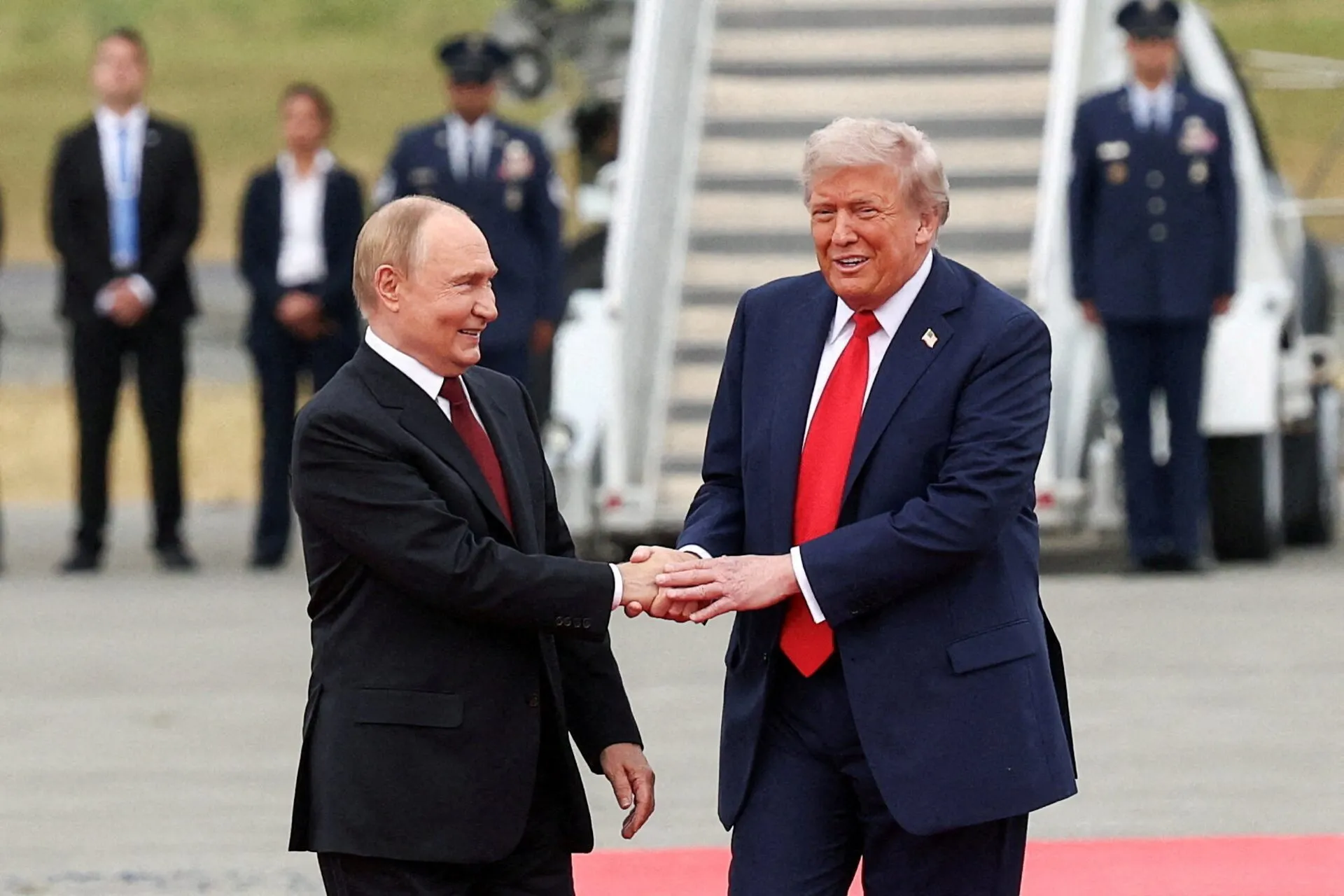 Tổng thống Putin bắt tay Tổng thống Trump trong cuộc gặp tại Alaska, Mỹ ngày 15-8-2025 - Ảnh: REUTERS