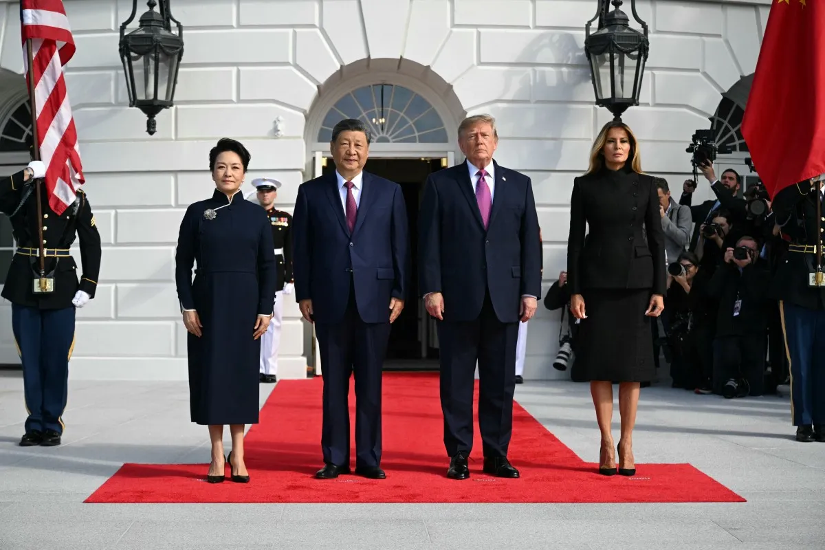 Tổng thống Mỹ Donald Trump và Đệ nhất phu nhân Melania Trump đón Chủ tịch Trung Quốc Tập Cận Bình cùng phu nhân Bành Lệ Viện khi họ đến khu vực phía nam Nhà Trắng ở Washington D.C ngày 24-9-2026 - Ảnh: AFP