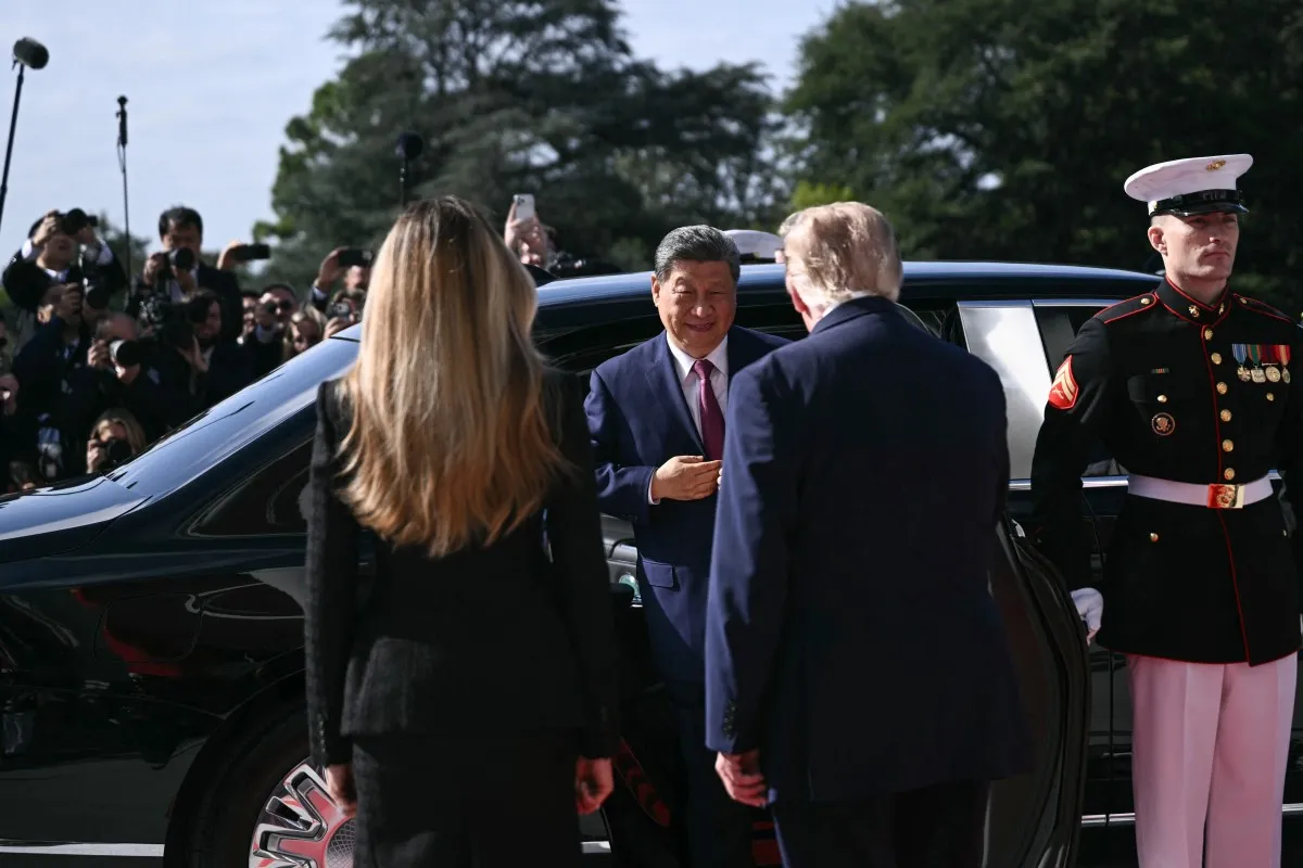 Ông Tập từ xe bước ra, được ông Trump chào đón - Ảnh: AFP