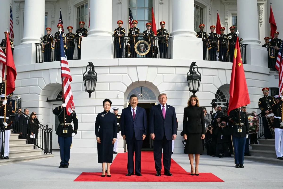 Hai nhà lãnh đạo của hai nền kinh tế lớn nhất thế giới đứng cạnh nhau tại khu vực phía nam Nhà Trắng ở Washington D.C sáng 24-9 (giờ địa phương) - Ảnh: AFP