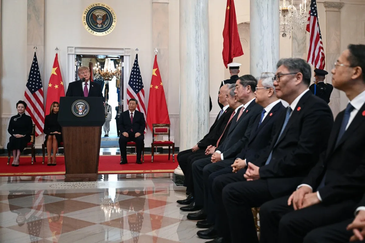 Phái đoàn Trung Quốc (bên phải) lắng nghe Tổng thống Mỹ Donald Trump phát biểu cùng Đệ nhất phu nhân Mỹ Melania Trump, phu nhân Bành Lệ Viện và Chủ tịch Trung Quốc Tập Cận Bình tại Nhà Trắng ngày 24-9-2026 - Ảnh: AFP