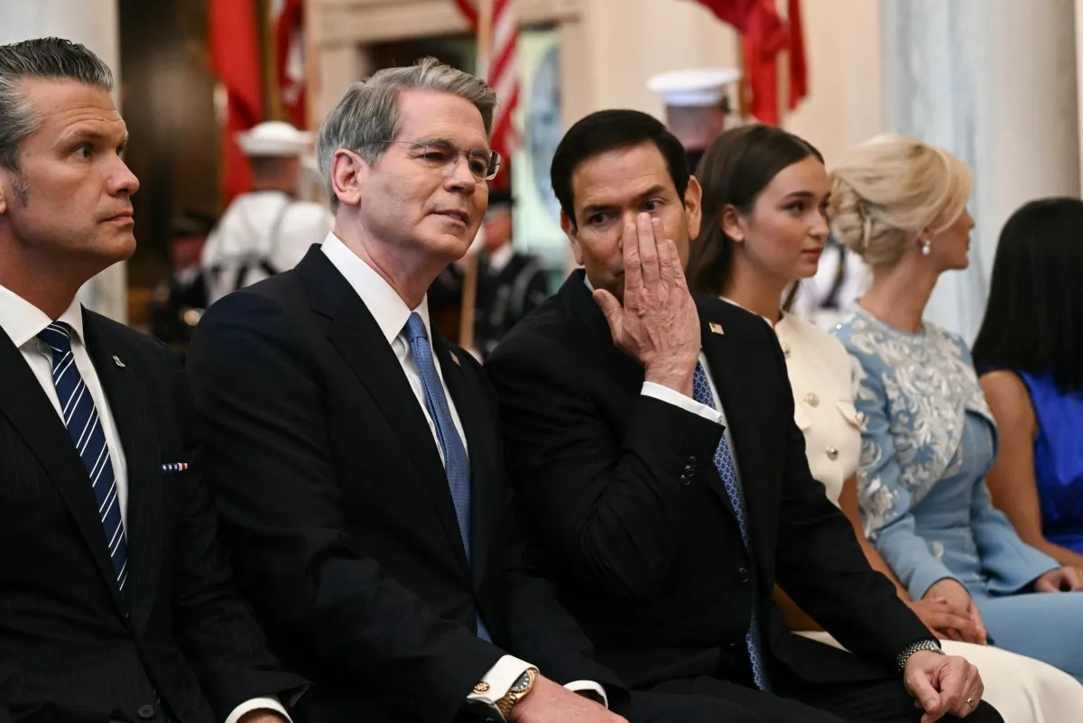 Ngoại trưởng Mỹ Marco Rubio trao đổi với Bộ trưởng Tài chính Scott Bessent, trong khi Bộ trưởng Chiến tranh Pete Hegseth (trái) theo dõi lễ đón Chủ tịch Trung Quốc Tập Cận Bình tại Nhà Trắng ngày 24-9-2026 - Ảnh: AFP