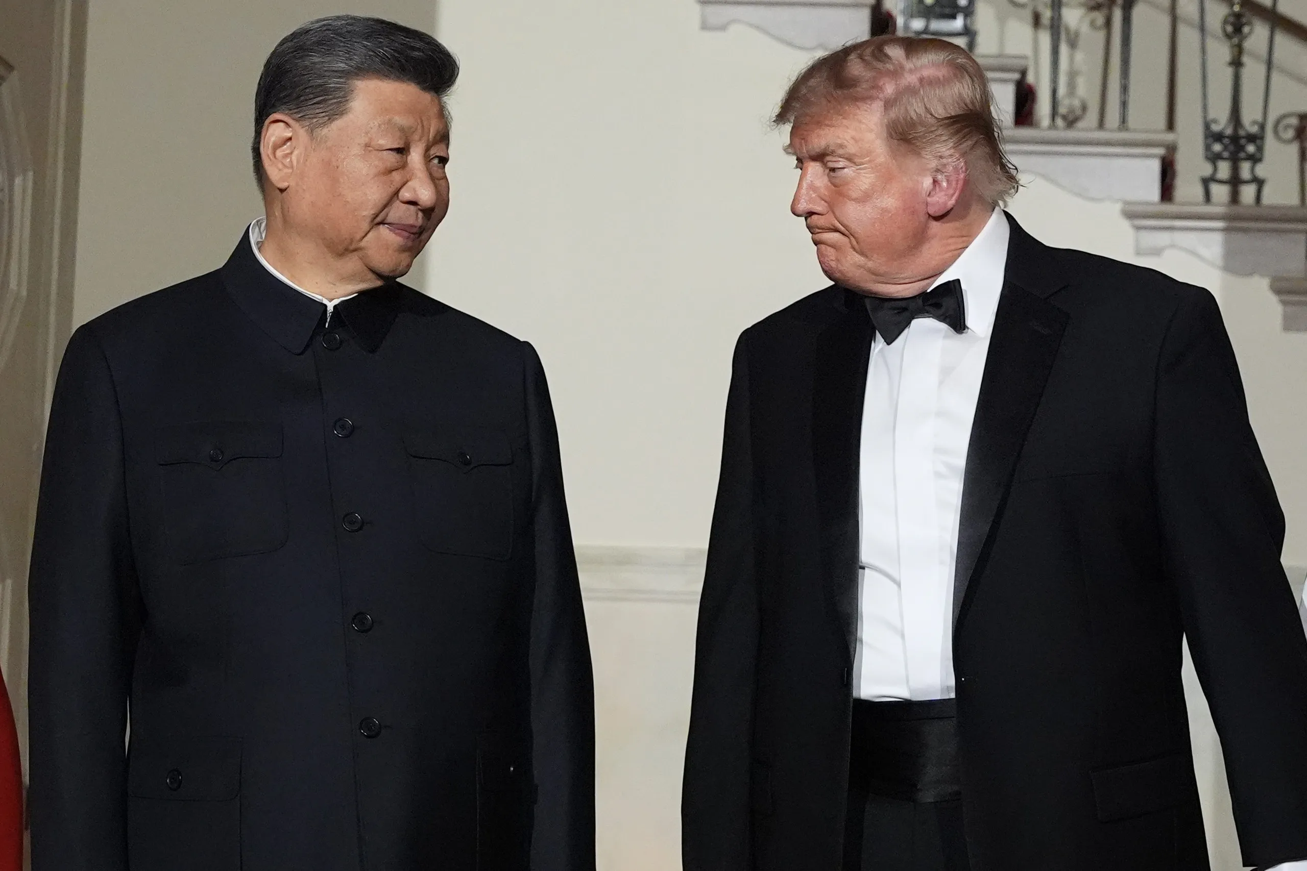 Tổng thống Mỹ Donald Trump (phải) và Chủ tịch Trung Quốc Tập Cận Bình đi bộ tại sảnh lớn Nhà Trắng trong tiệc quốc yến ở Washington ngày 24-9 - Ảnh: AP