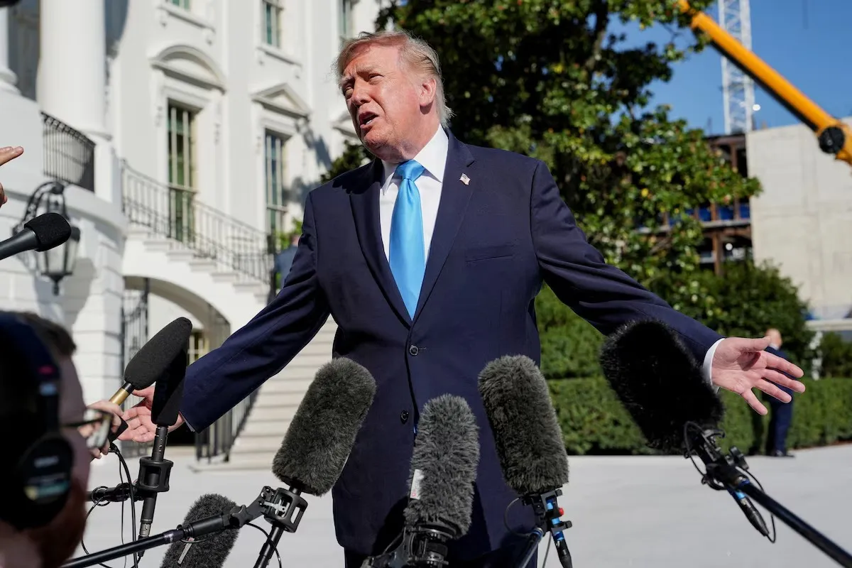 Tổng thống Mỹ Donald Trump trao đổi với truyền thông trước khi lên trực thăng tới Grand Island, bang Nebraska, ngày 5-10-2026 - Ảnh: REUTERS