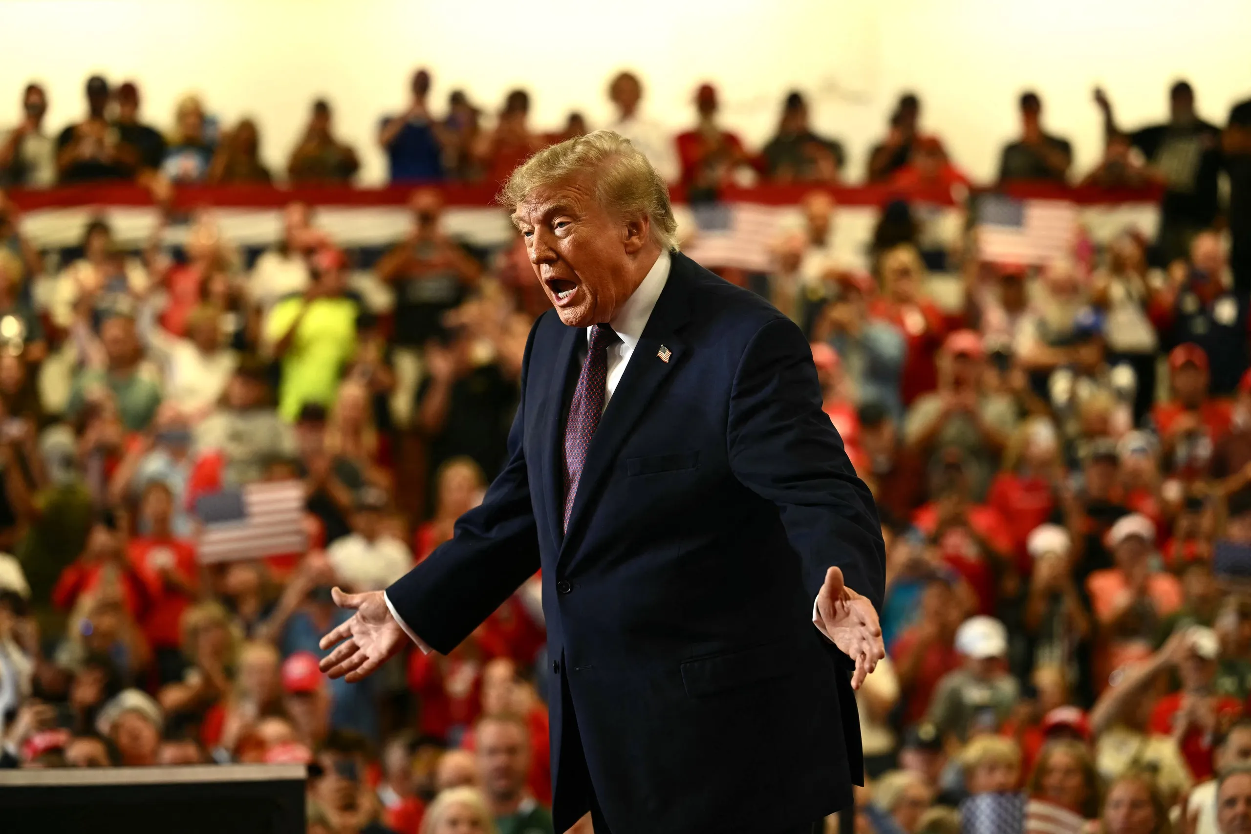 Kể từ đầu tháng 10, ông trump đã tham gia 25 cuộc vận động tranh cử tại 19 bang - Ảnh: AFP