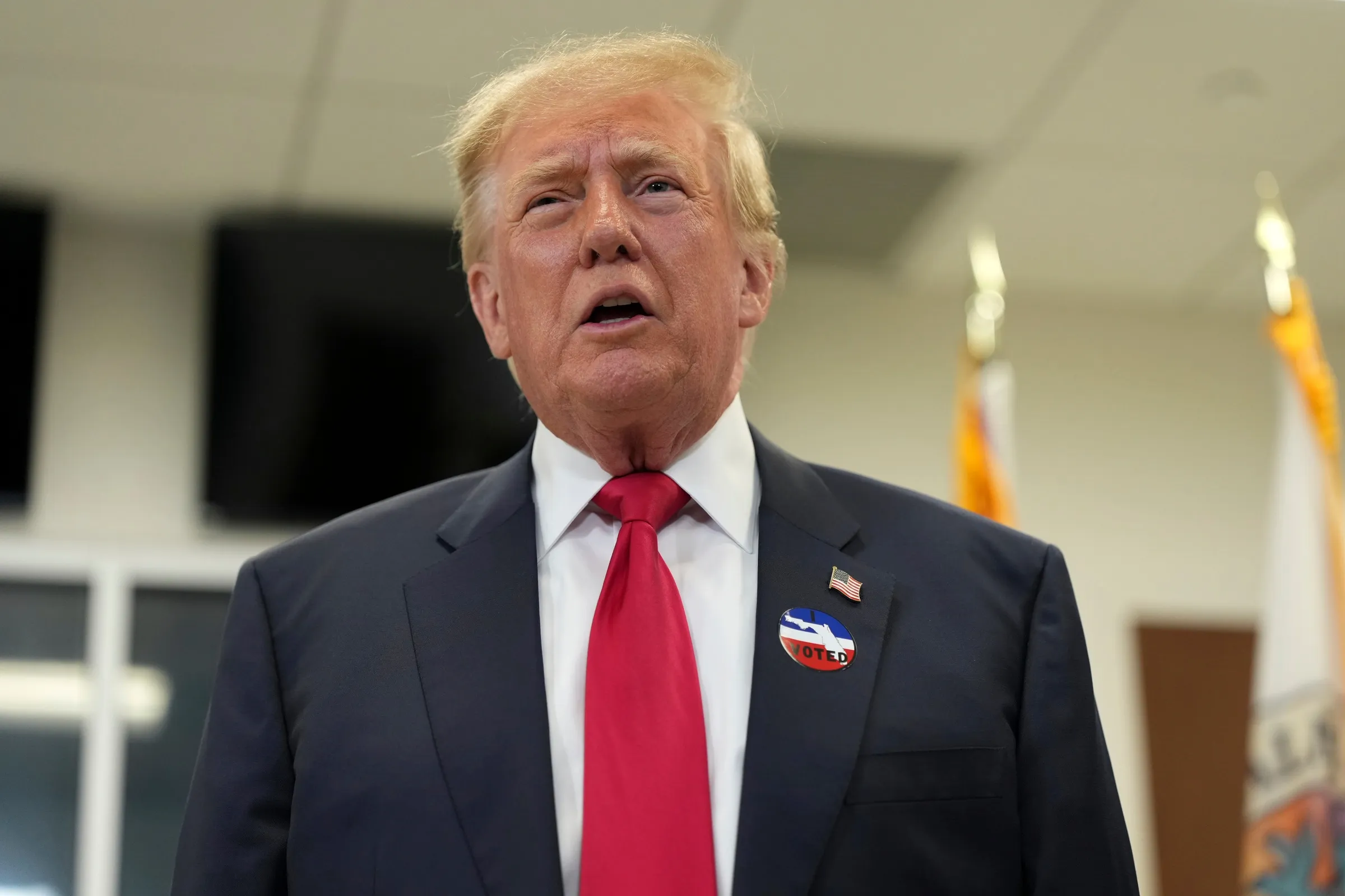 Tổng thống Donald Trump trả lời báo giới sau khi bỏ phiếu sớm ở West Palm Beach, bang Florida ngày 24/10.