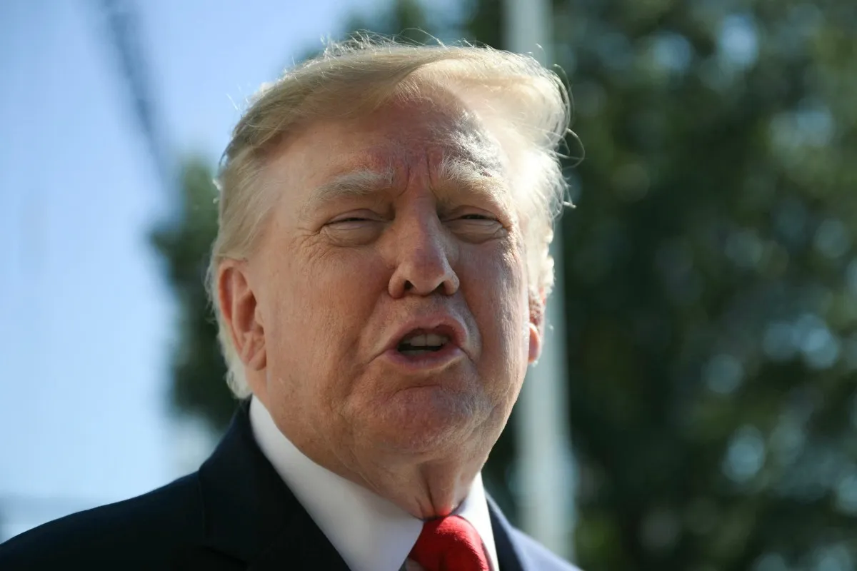 Tổng thống Mỹ Donald Trump nói chuyện với báo chí trước khi lên trực thăng Marine One rời bãi cỏ phía nam Nhà Trắng ngày 13-10-2026 - Ảnh: AFP