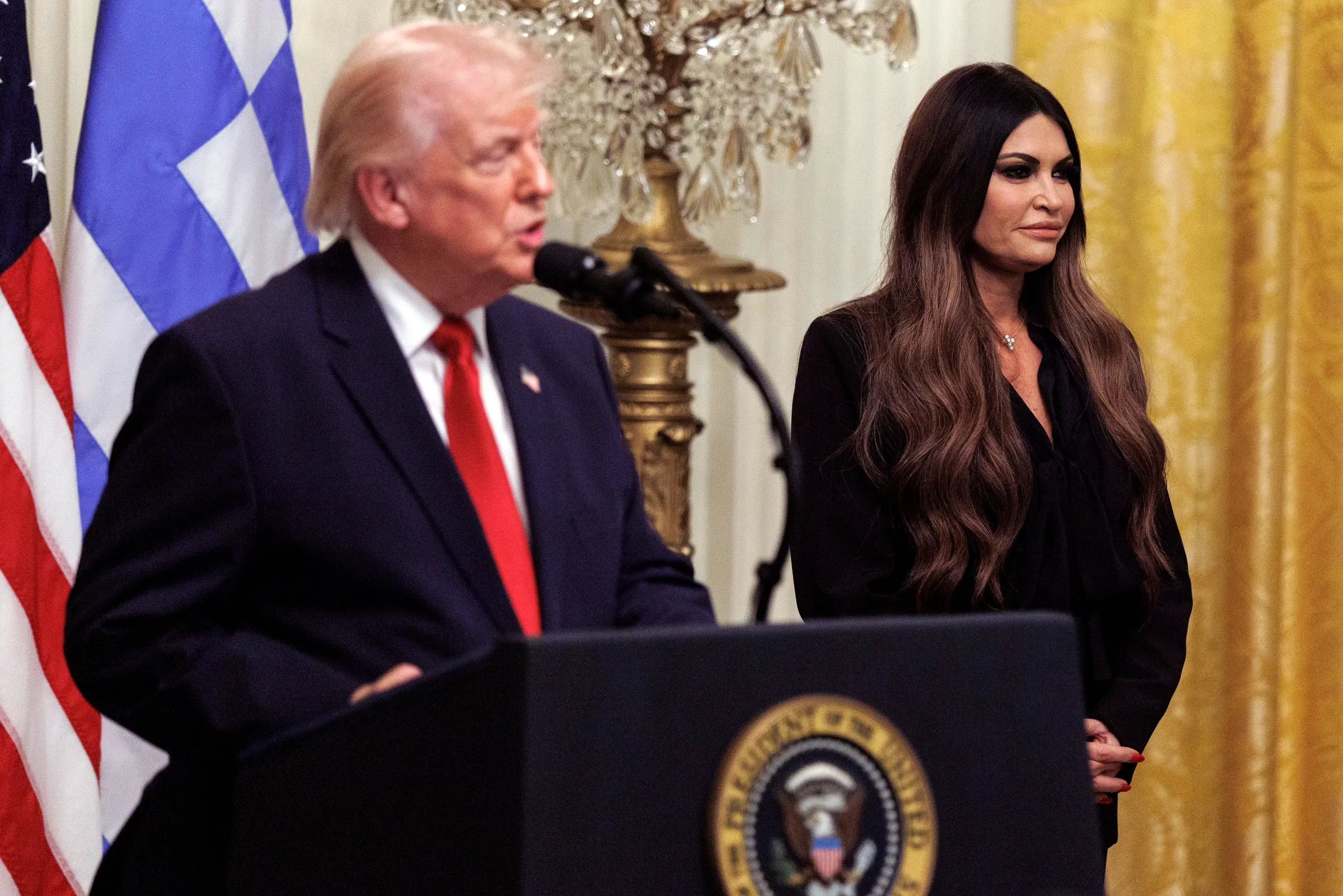 Tổng thống Mỹ Donald Trump (trái) và Đại sứ Mỹ tại Hy Lạp Kimberly Guilfoyle tại Nhà Trắng ngày 26/3.