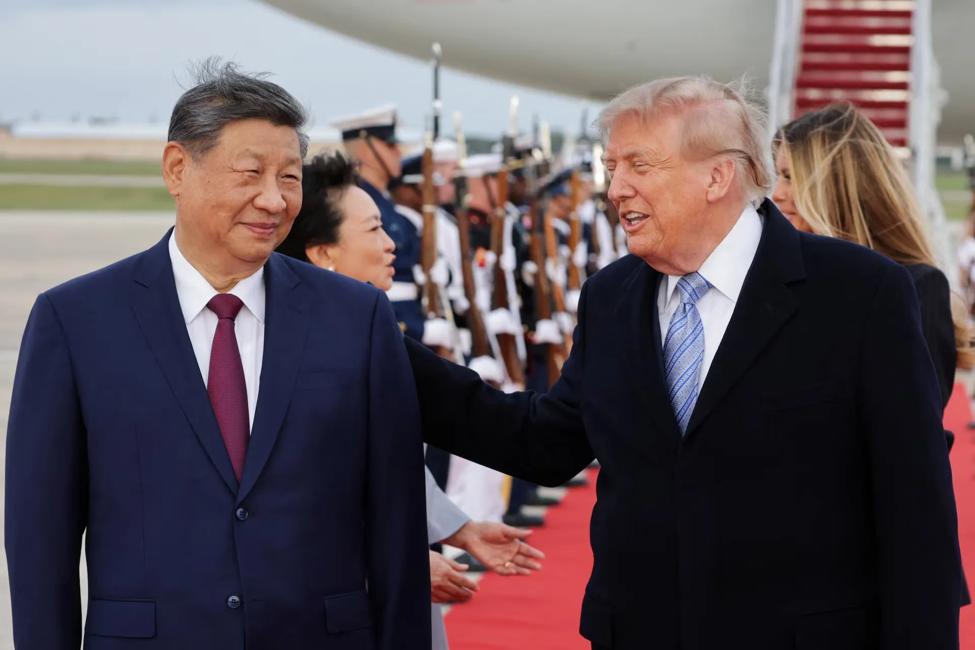 Chủ tịch Trung Quốc Tập Cận Bình và Tổng thống Mỹ Donald Trump tại Căn cứ liên hợp Andrews sáng 24-9 - Ảnh: REUTERS