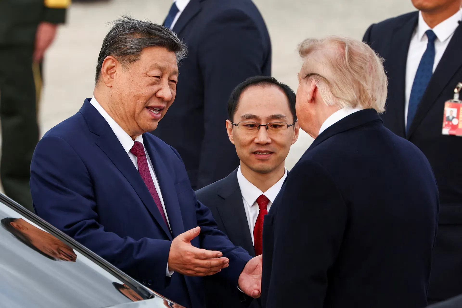 Chủ tịch Trung Quốc Tập Cận Bình trò truyện với Tổng thống Mỹ Donald Trump trước khi rời Căn cứ liên hợp Andrews - Ảnh: REUTERS
