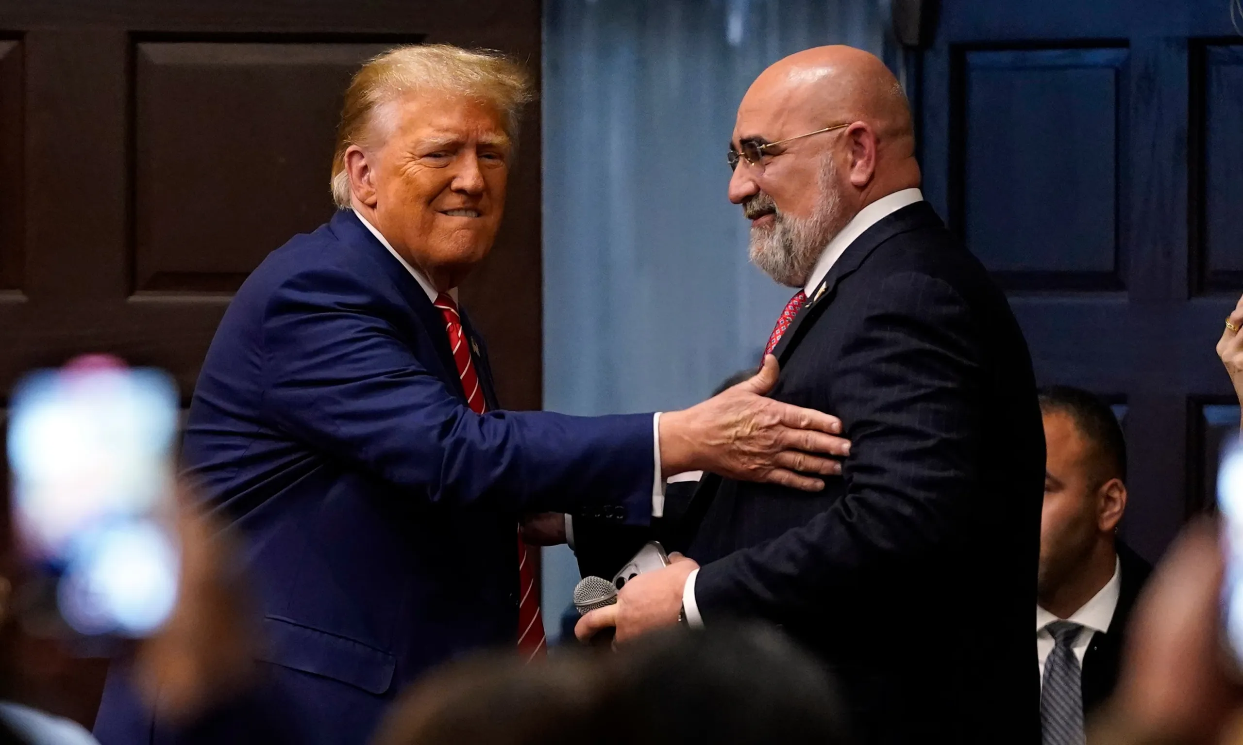 Ông Donald Trump và cố vấn Chris LaCivita tại một sự kiện vận động tranh cử vào tháng 1-2024 - Ảnh: AP