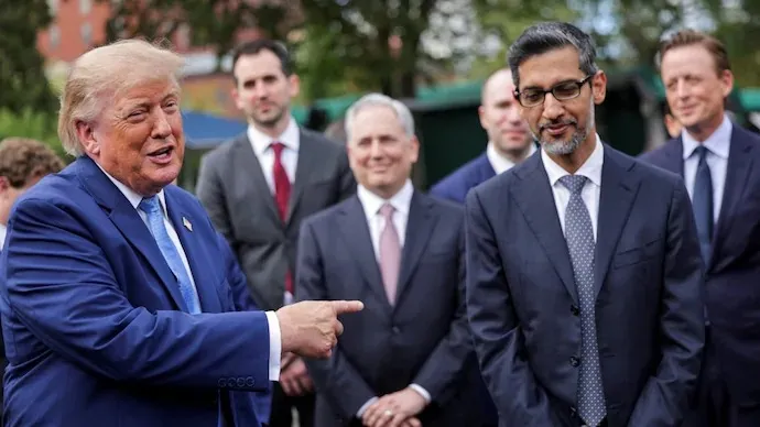 Ông Trump và ông Sundar Pichai tại Nhà Trắng hồi tháng 9 - Ảnh: REUTERS