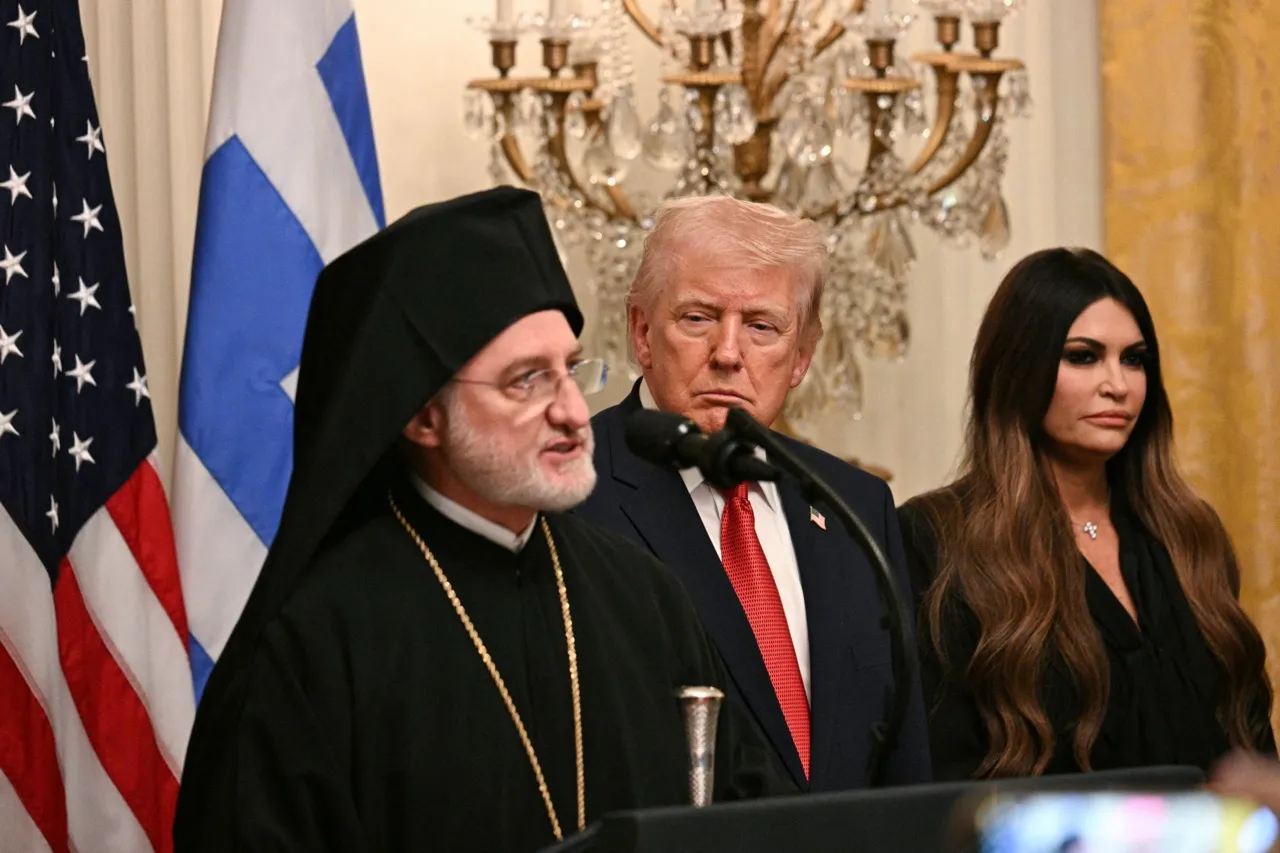 Tổng thống Mỹ Donald Trump và Đại sứ Mỹ tại Hy Lạp Kimberly Guilfoyle xuất hiện tại lễ kỷ niệm ngày Quốc khánh Hy Lạp ở Nhà Trắng hôm 26-3 - Ảnh: AFP
