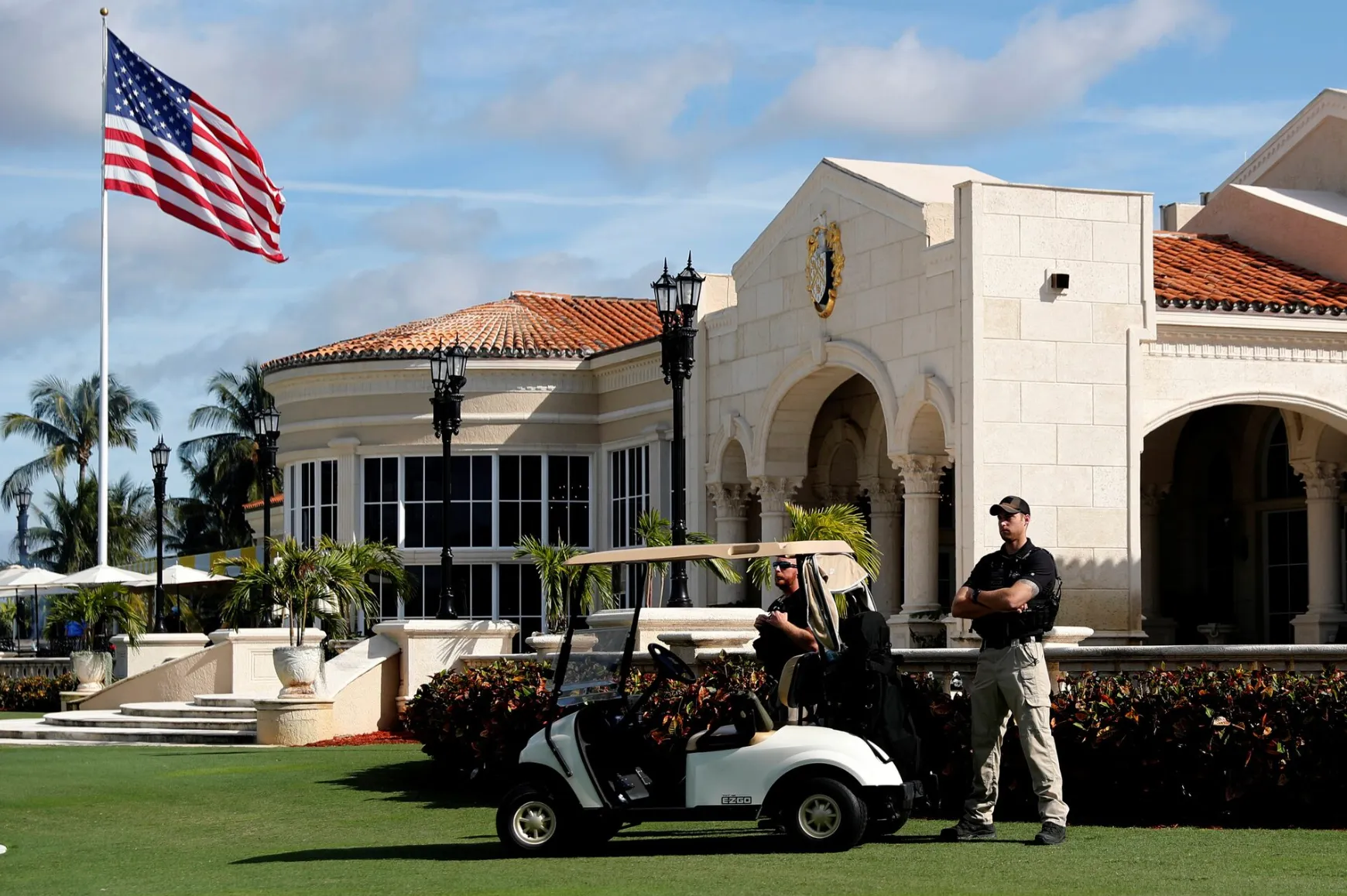 Mật vụ Mỹ giám sát Câu lạc bộ golf của ông Trump tại West Palm Beach, Florida - Ảnh: REUTERS