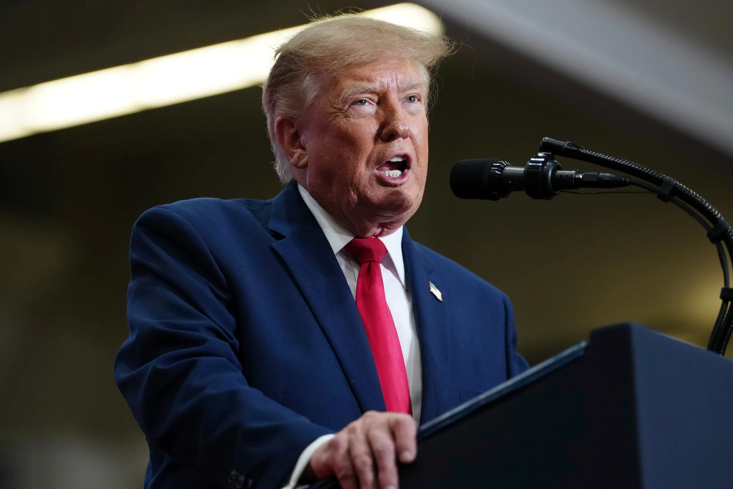 Ông Trump phát biểu tại cuộc vận động tranh cử ở thành phố Port Huron, bang Michigan, ngày 25-10 - Ảnh: AP