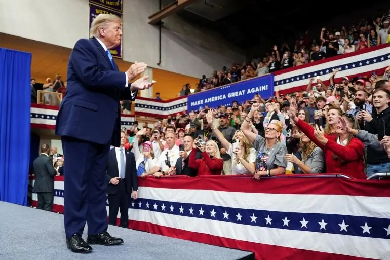 Tổng thống Trump vỗ tay khi đám đông reo hò tại cuộc mít tinh ở bang Ohio vào ngày 3/10.