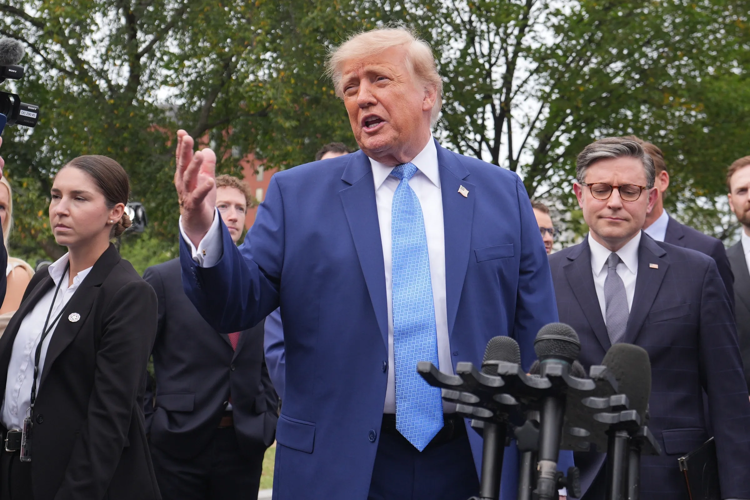 Tổng thống Mỹ Donald Trump phát biểu bên ngoài Nhà Trắng ngày 29/9.