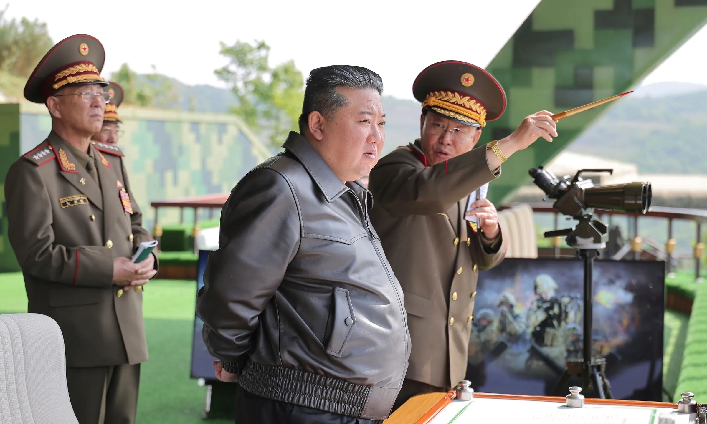 Lãnh đạo Triều Tiên Kim Jong-un thị sát một cuộc tập trận quân sự năm ngoái.