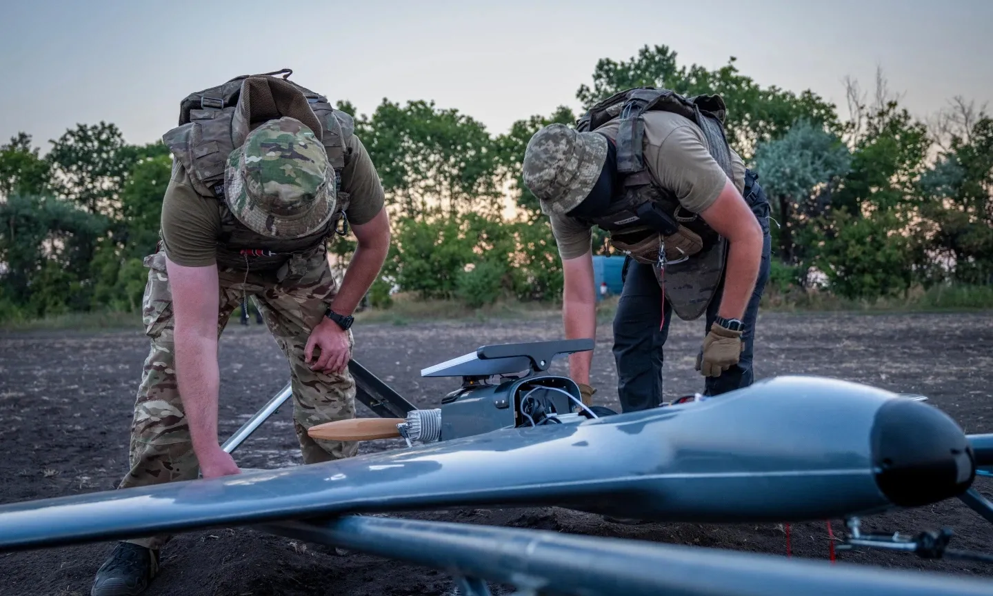 Binh sĩ Ukraine chuẩn bị UAV để tập kích bán đảo Crimea ngày 6/8.