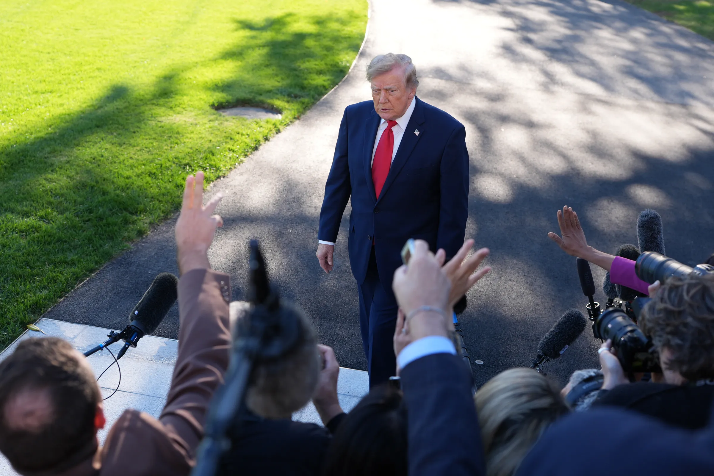 Tổng thống Mỹ Donald Trump trả lời báo chí tại bãi cỏ phía nam Nhà Trắng, trước khi lên trực thăng Marine One, ngày 21/10.