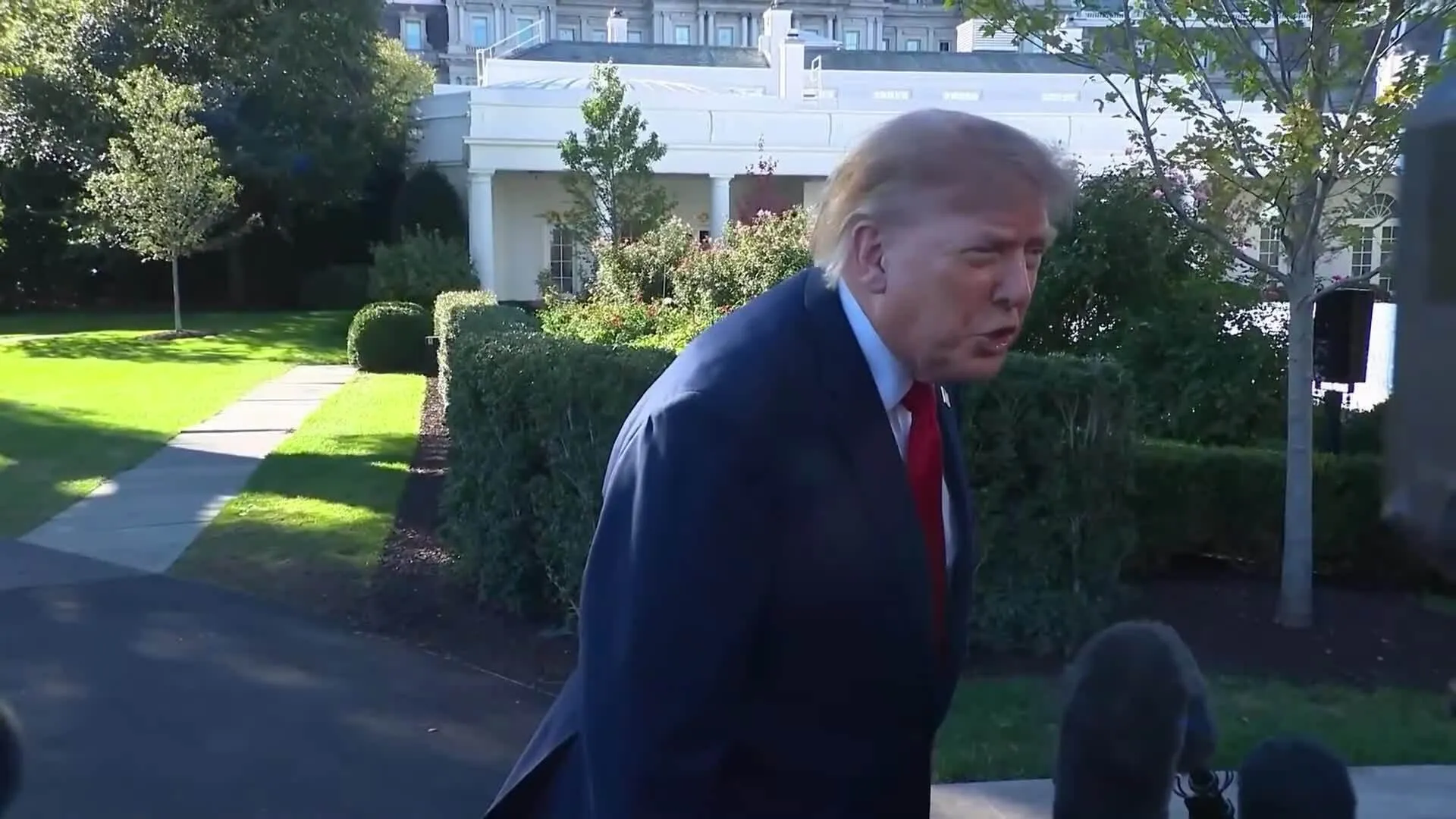 Tổng thống Mỹ Donald Trump nổi cáu với hai phóng viên từ CNN và ABC ngày 21/10.
