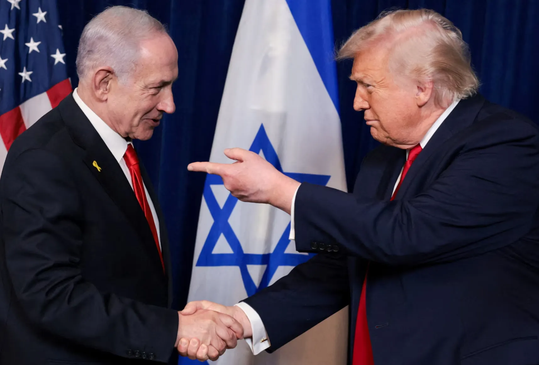Thủ tướng Netanyahu (trái) bắt tay với Tổng thống Trump tại buổi họp báo ở Palm Beach, Florida tháng 12-2025 - Ảnh: REUTERS