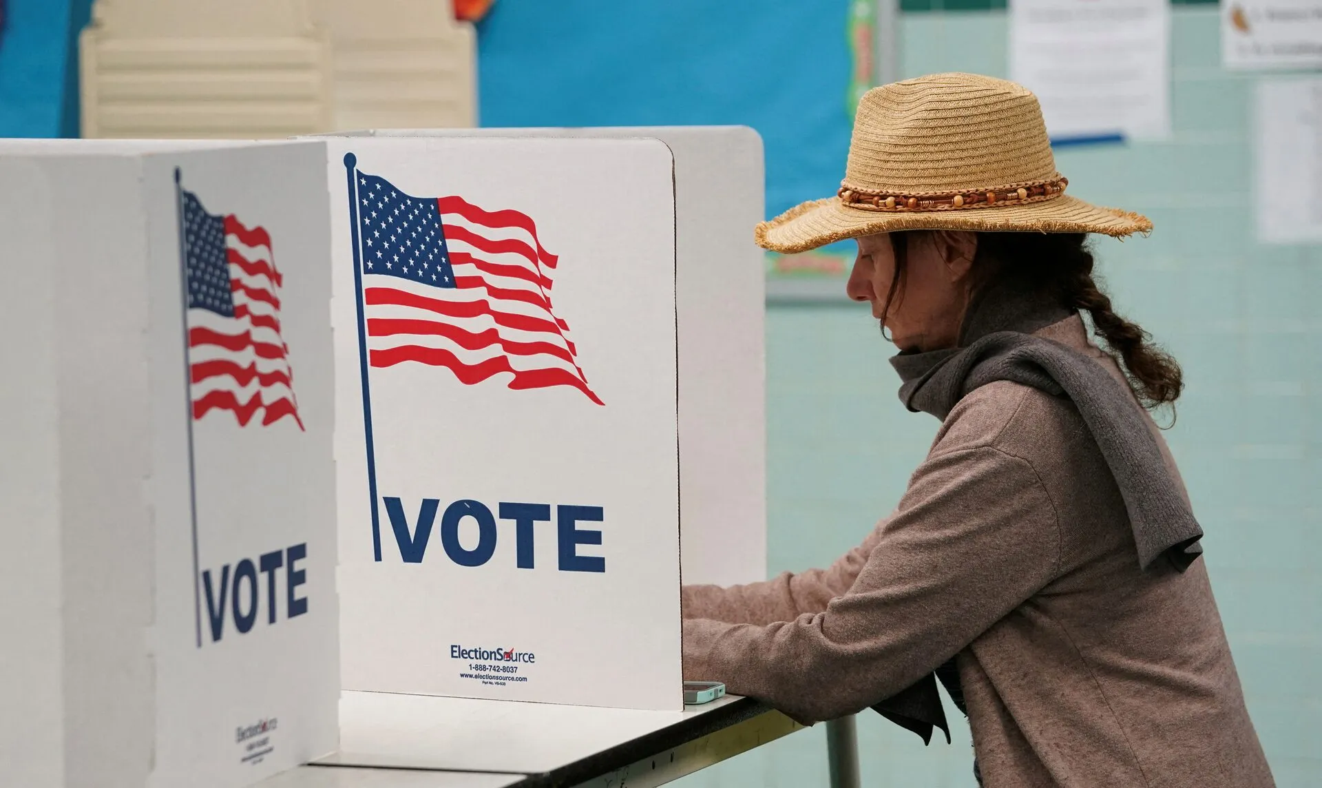 Một nữ cử tri đi bỏ phiếu ở bang Virginia hồi năm 2023 - Ảnh: REUTERS