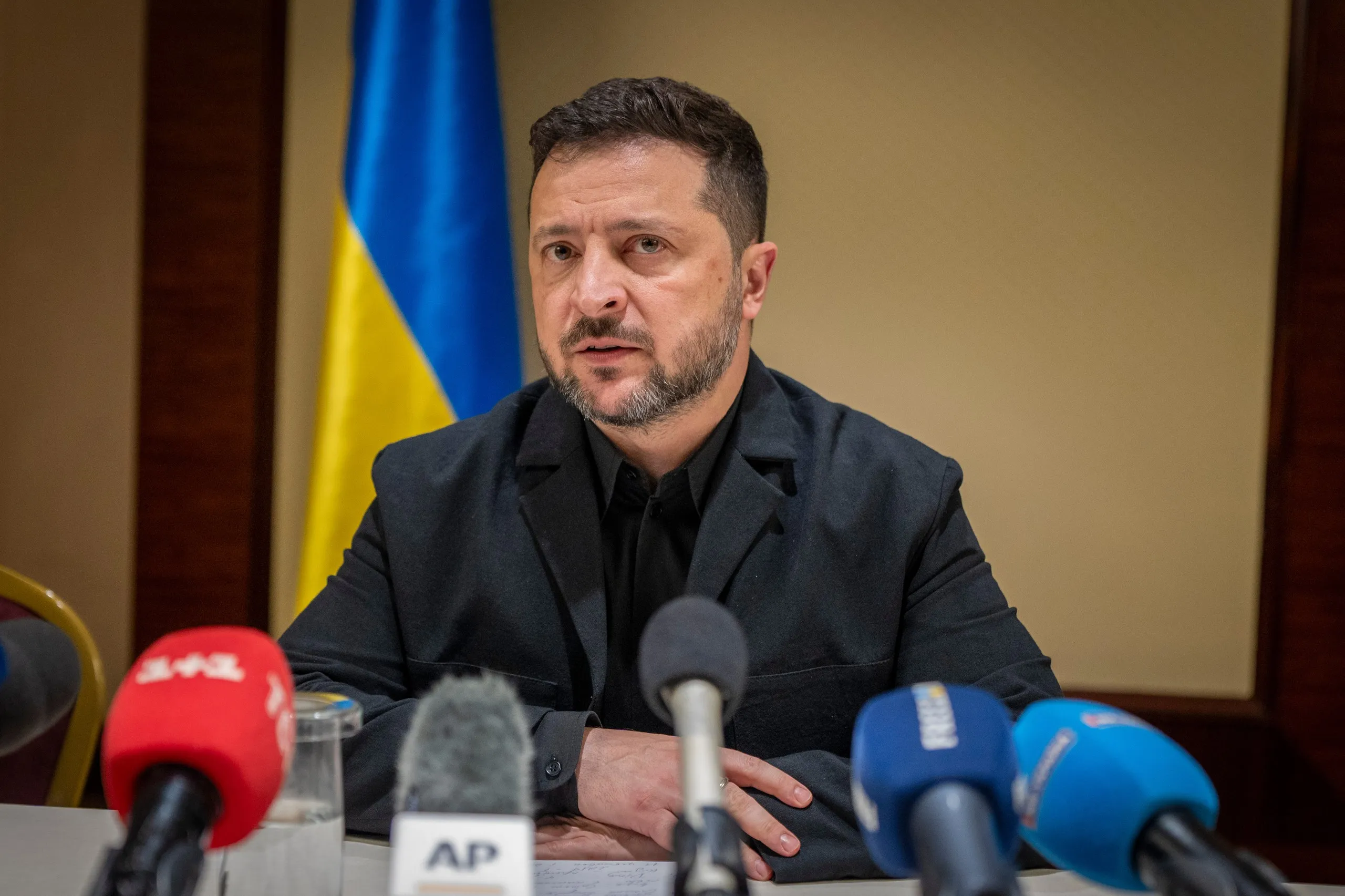 Tổng thống Ukraine Volodymyr Zelensky trả lời báo chí tại Kiev ngày 4-10 - Ảnh: AP