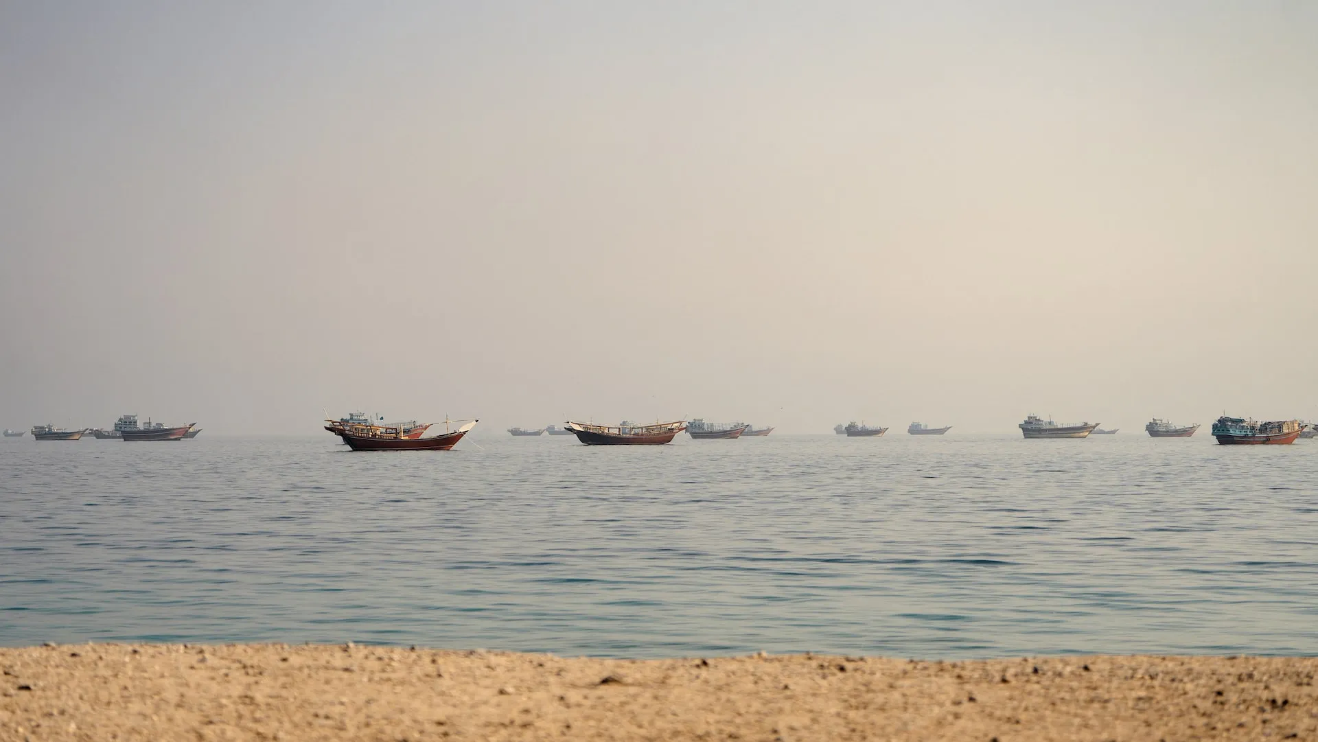 Tàu thuyền di chuyển qua eo biển Hormuz, nhìn từ bờ Oman, ngày 23-9 - Ảnh: REUTERS