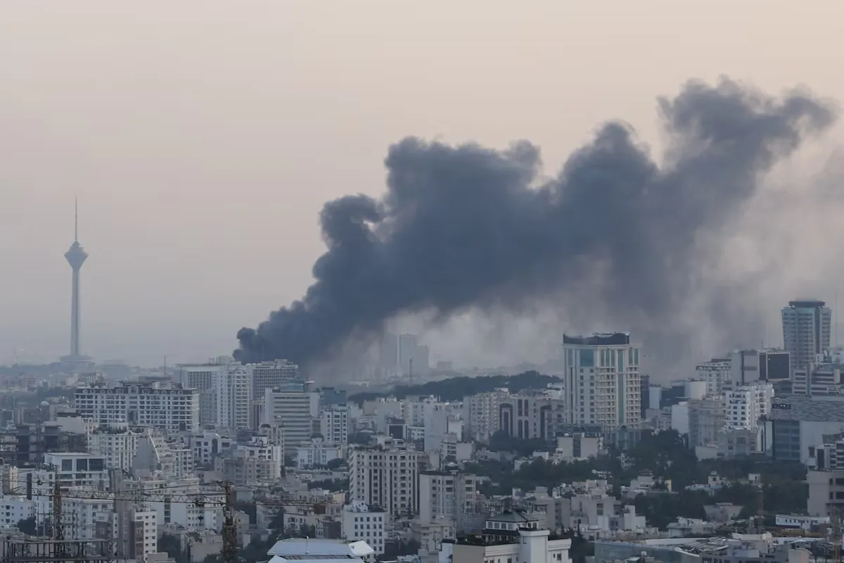 Thủ đô Tehran hứng tập kích của Mỹ - Israel ngày 16-6 - Ảnh: REUTERS