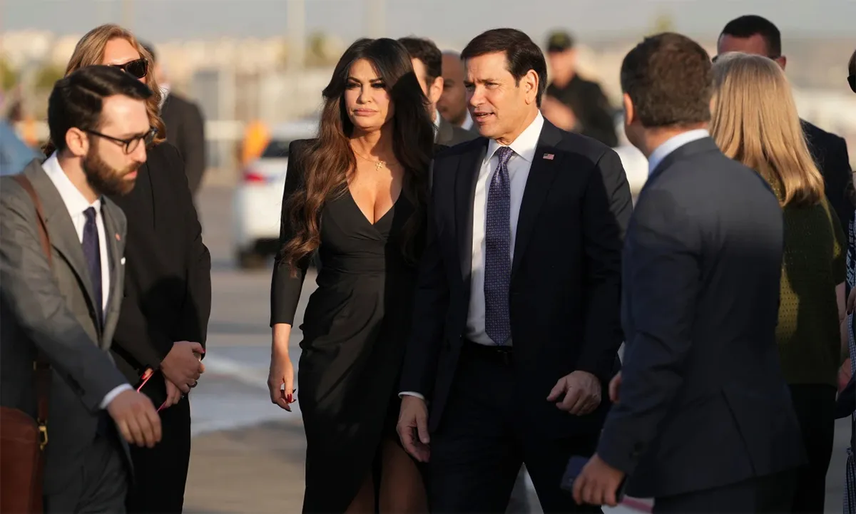 Kimberly Guilfoyle (thứ ba, từ trái sang) đi cạnh Ngoại trưởng Mỹ Marco Rubio tại sân bay gần Athens, Hy Lạp ngày 8/10.