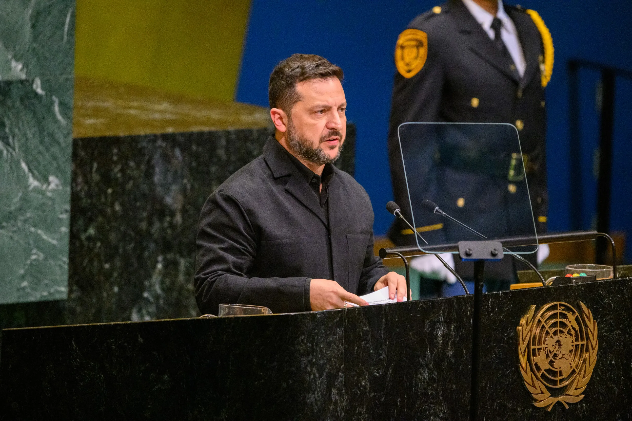 Tổng thống Ukraine Volodymyr Zelensky phát biểu tại Đại hội đồng Liên hợp quốc ngày 23-9 - Ảnh: AFP