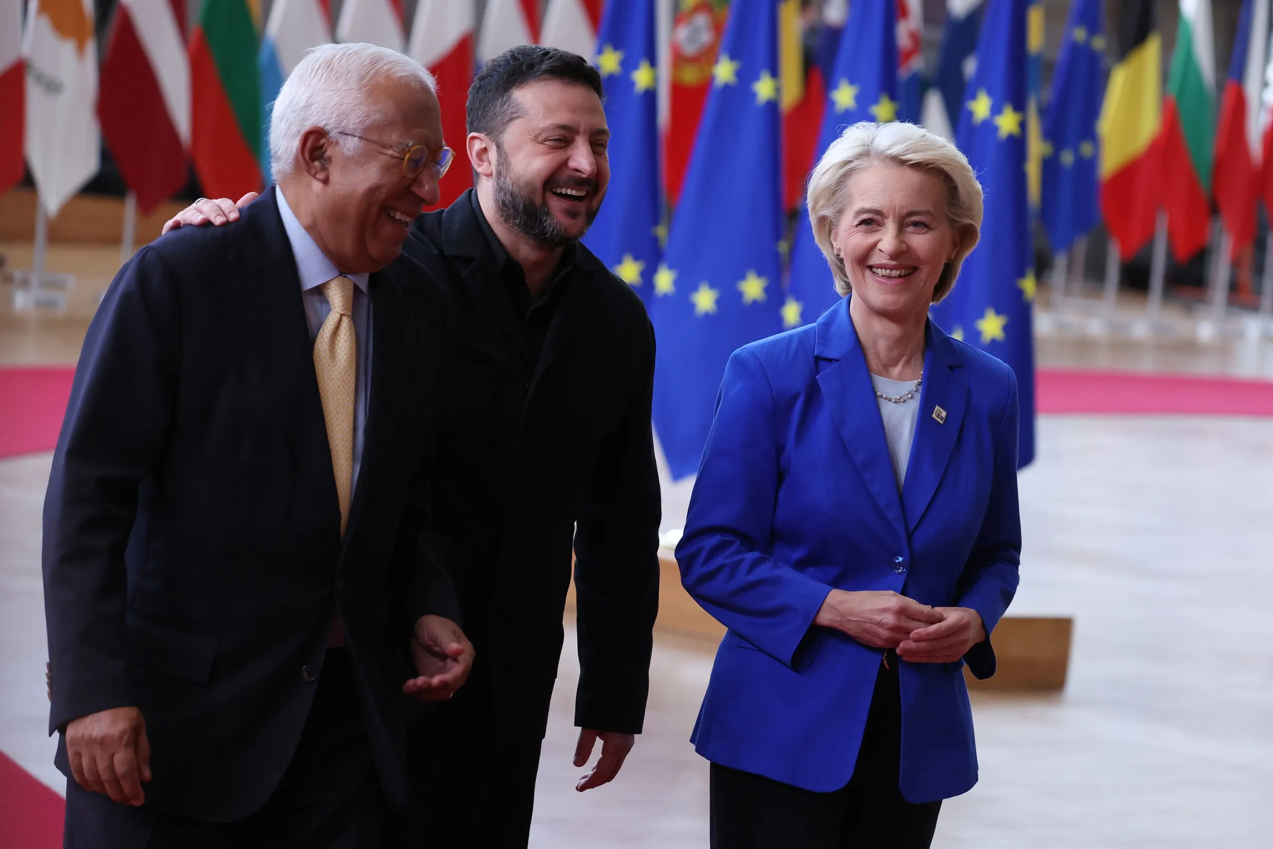 Ông Zelensky (giữa) cùng Chủ tịch Hội đồng châu Âu António Costa (trái) và Chủ tịch Ủy ban châu Âu Ursula von der Leyen (phải) tại Thượng đỉnh EU ngày 16-10 - Ảnh: AFP