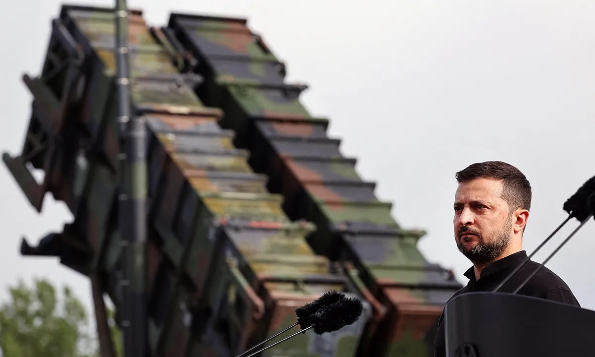 Tổng thống Zelensky đứng cạnh bệ phóng Patriot tại căn cứ ở Đức hồi tháng 6/2024.
