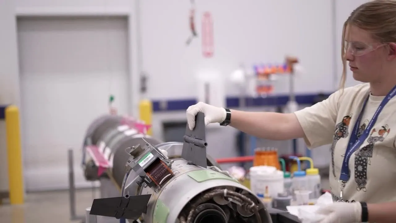 Kỹ thuật viên lắp ráp tên lửa PAC-3 tại nhà máy của Lockheed Martin.