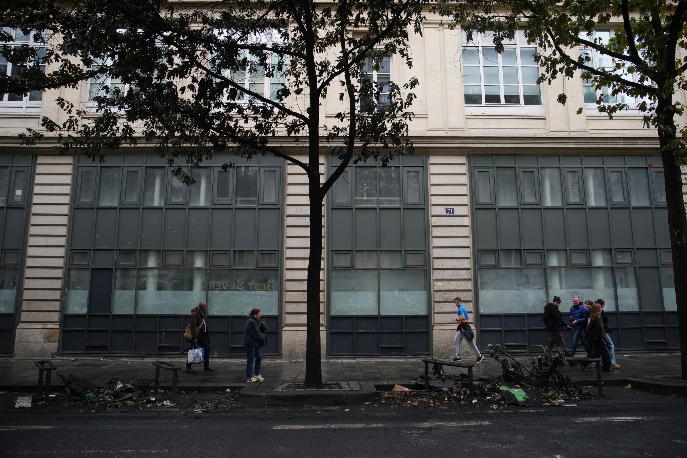 Khung cảnh Paris sau lệnh giới nghiêm đầu tiên ngày 20/10.