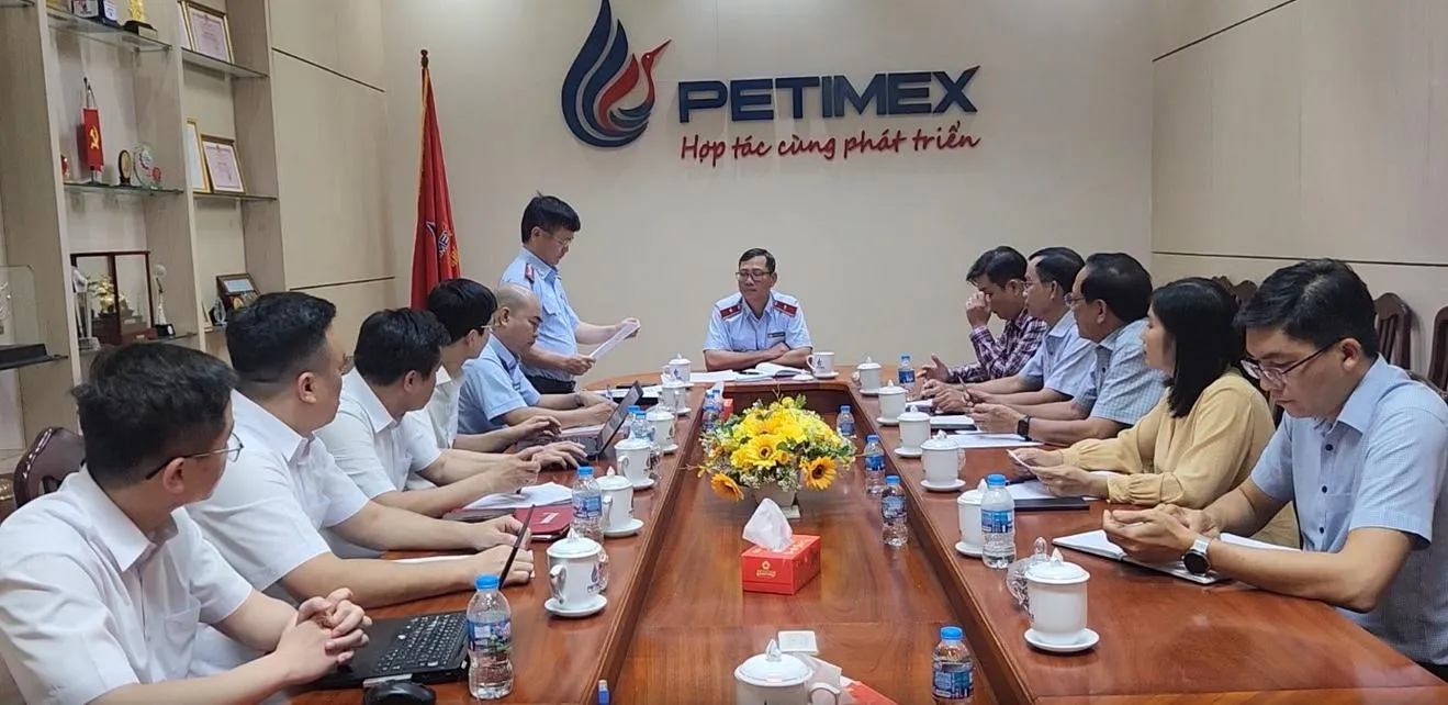 Đại diện đoàn thanh tra công bố quyết định thanh tra tại Công ty Cổ phần Thương mại Dầu khí Đồng Tháp - Ảnh: TTCP
