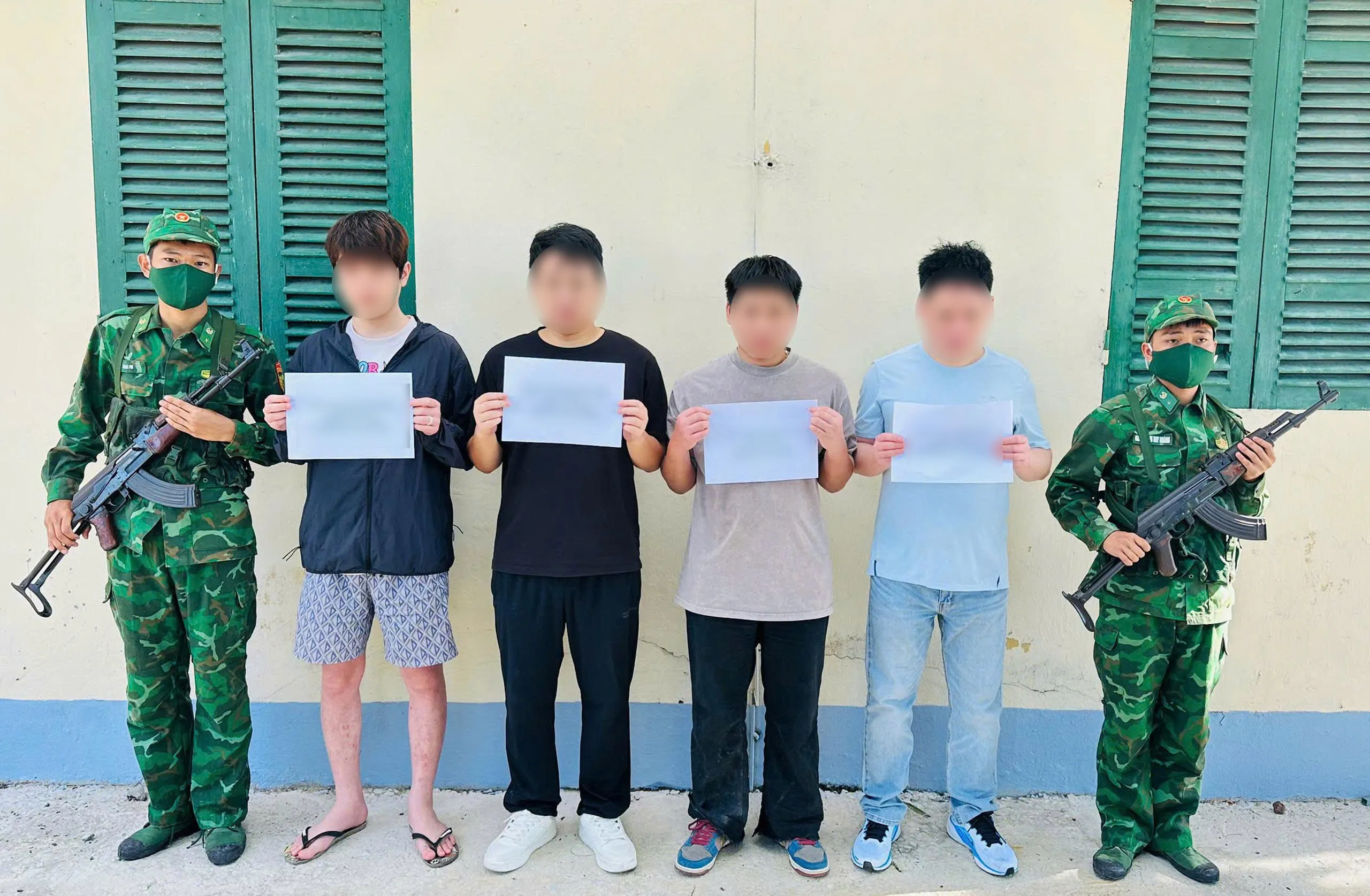 4 người Trung Quốc bị xử lý vi phạm hành chính với hành vi qua lại biên giới quốc gia không làm thủ tục nhập cảnh theo quy định - Ảnh: HOÀI NAM