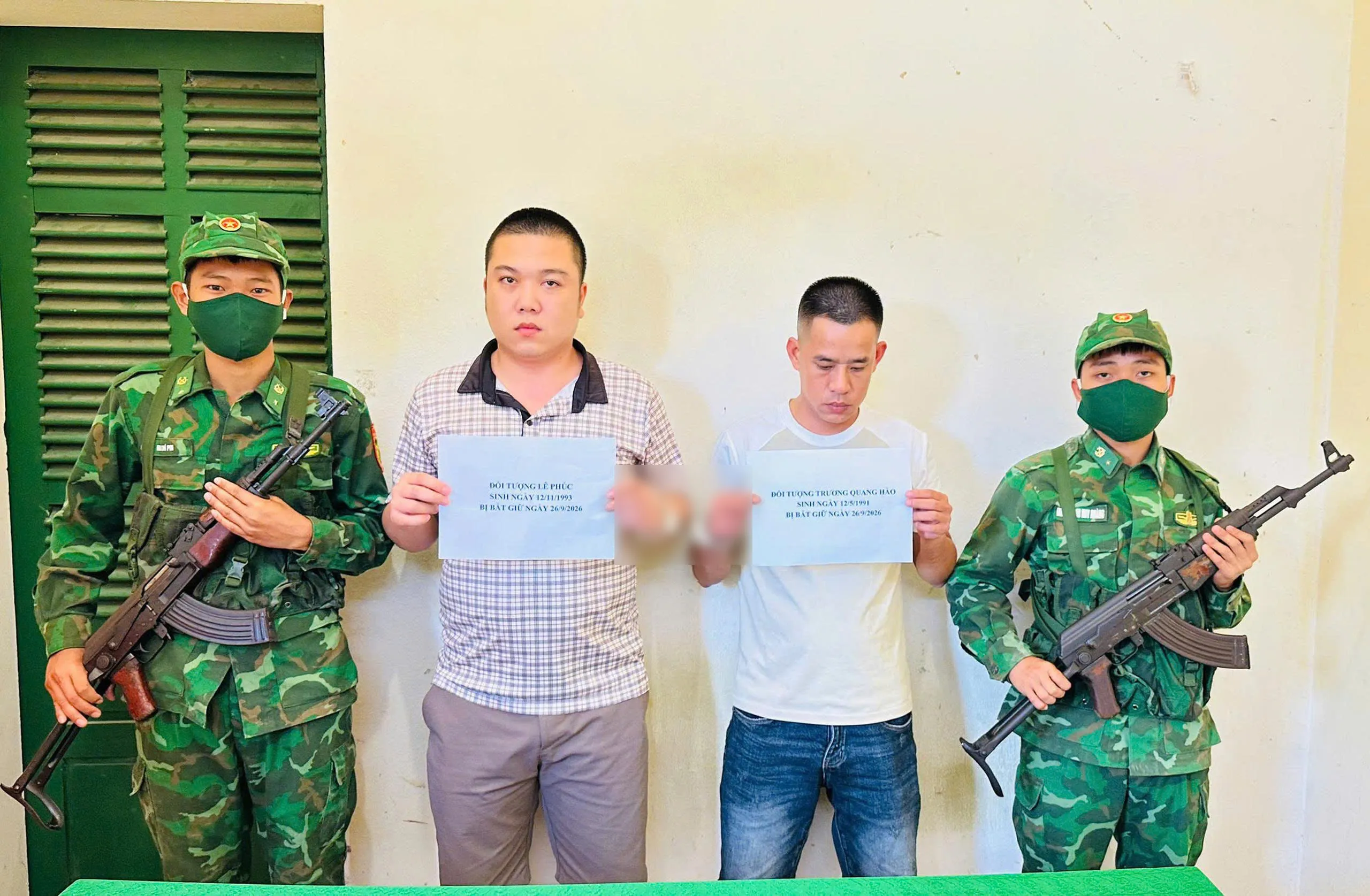 Lê Phúc và Trương Quang Hào bị bắt với hành vi tổ chức cho người khác xuất cảnh Việt Nam trái phép - Ảnh: HOÀI NAM