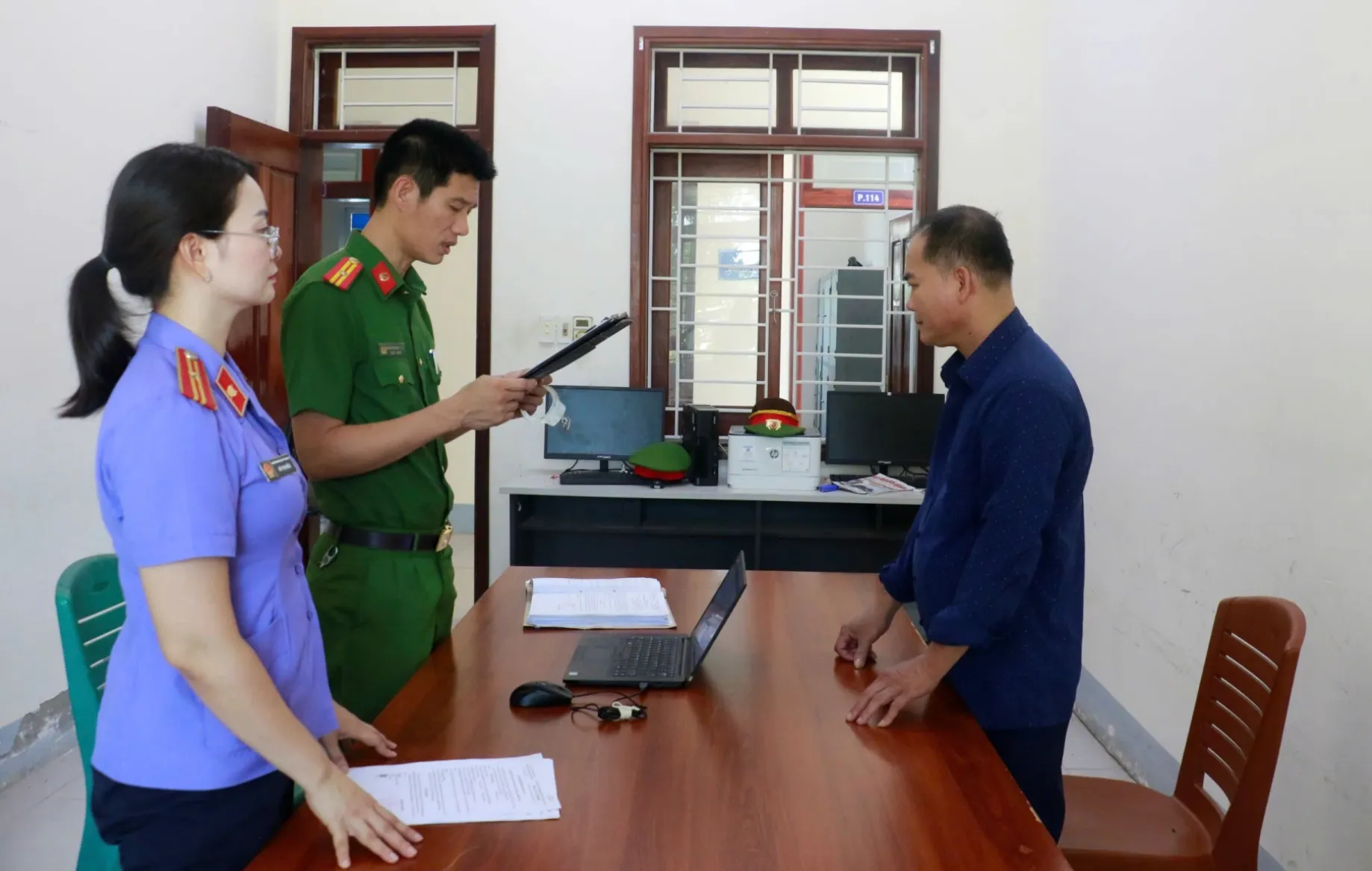 Cơ quan chức năng đọc lệnh khởi tố vụ án, khởi tố bị can đối với Bùi Văn Trường - người cầm đầu đường dây sản xuất, buôn bán thuốc giả - Ảnh: VĂN HẬU/Công an Nghệ An