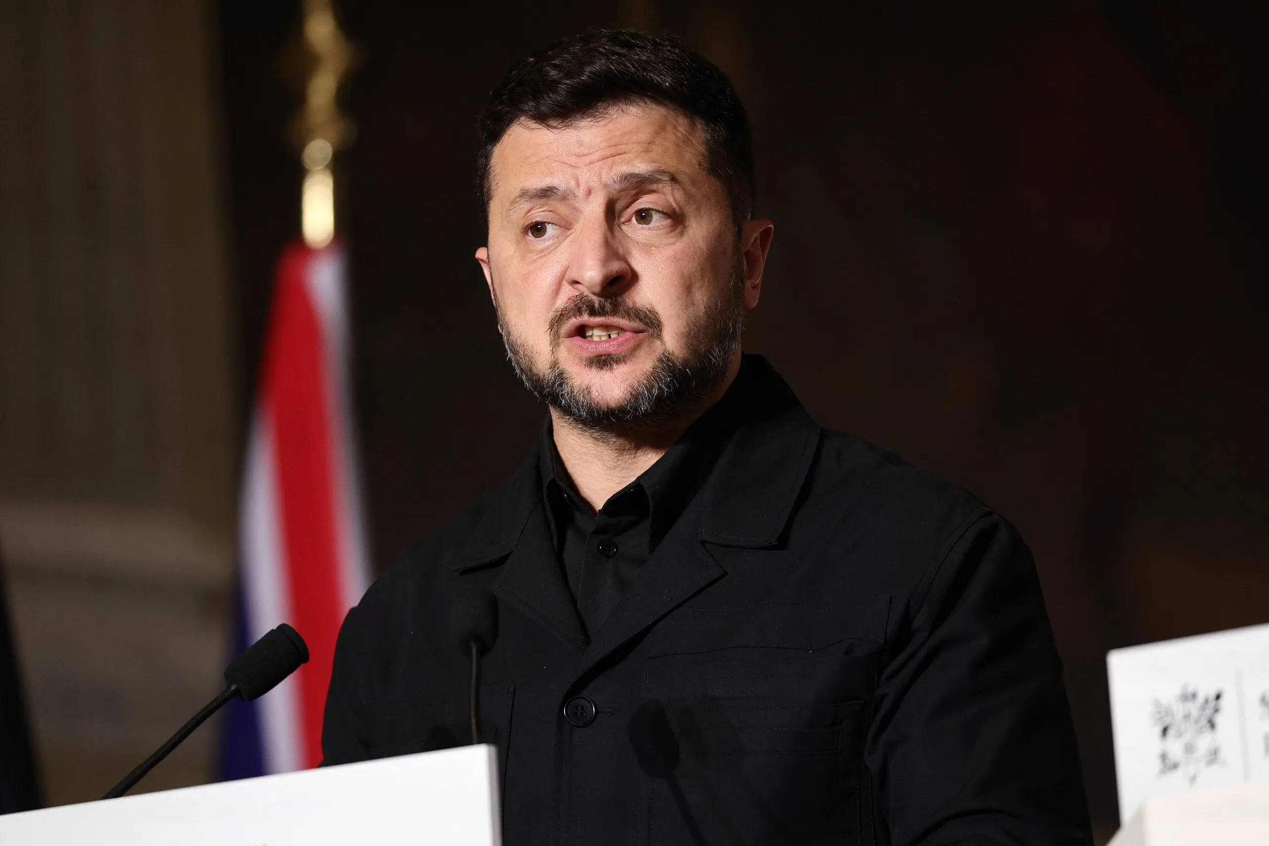 Ông Zelensky phát biểu tại cuộc họp báo sau hội nghị thượng đỉnh Liên minh các nước sẵn sàng hỗ trợ Ukraine ở Paris, Pháp, ngày 13-7 - Ảnh: AFP