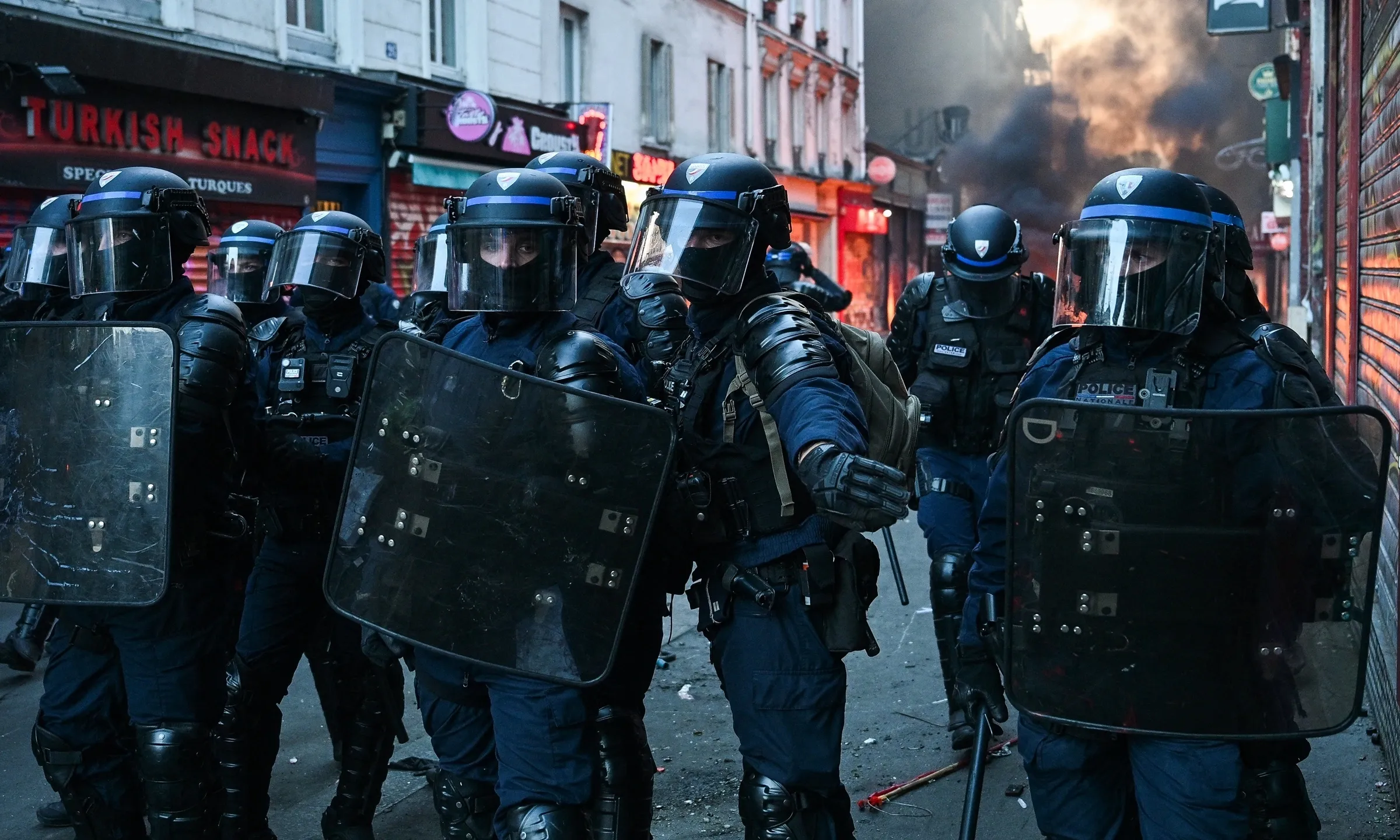 Cảnh sát triển khai tại Quảng trường Republique ở trung tâm Paris hôm 18/10.