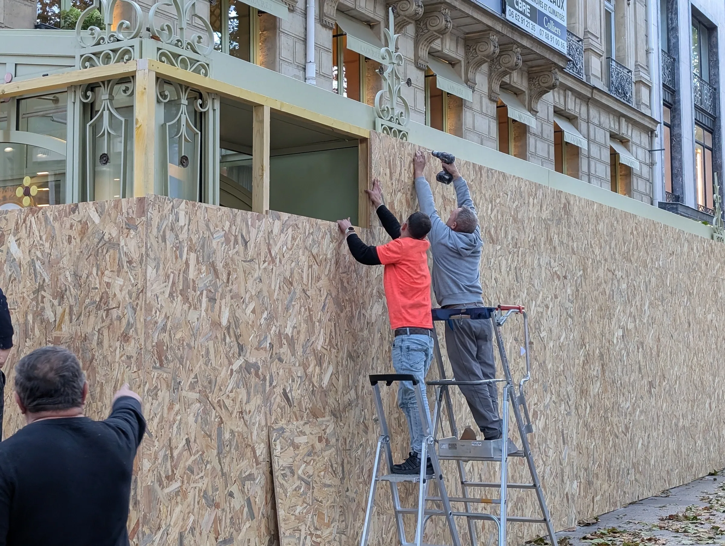 Các cửa hàng trên đại lộ Champs-Elysees, Paris, tự gia cố nhằm phòng ngừa nguy cơ bạo loạn.