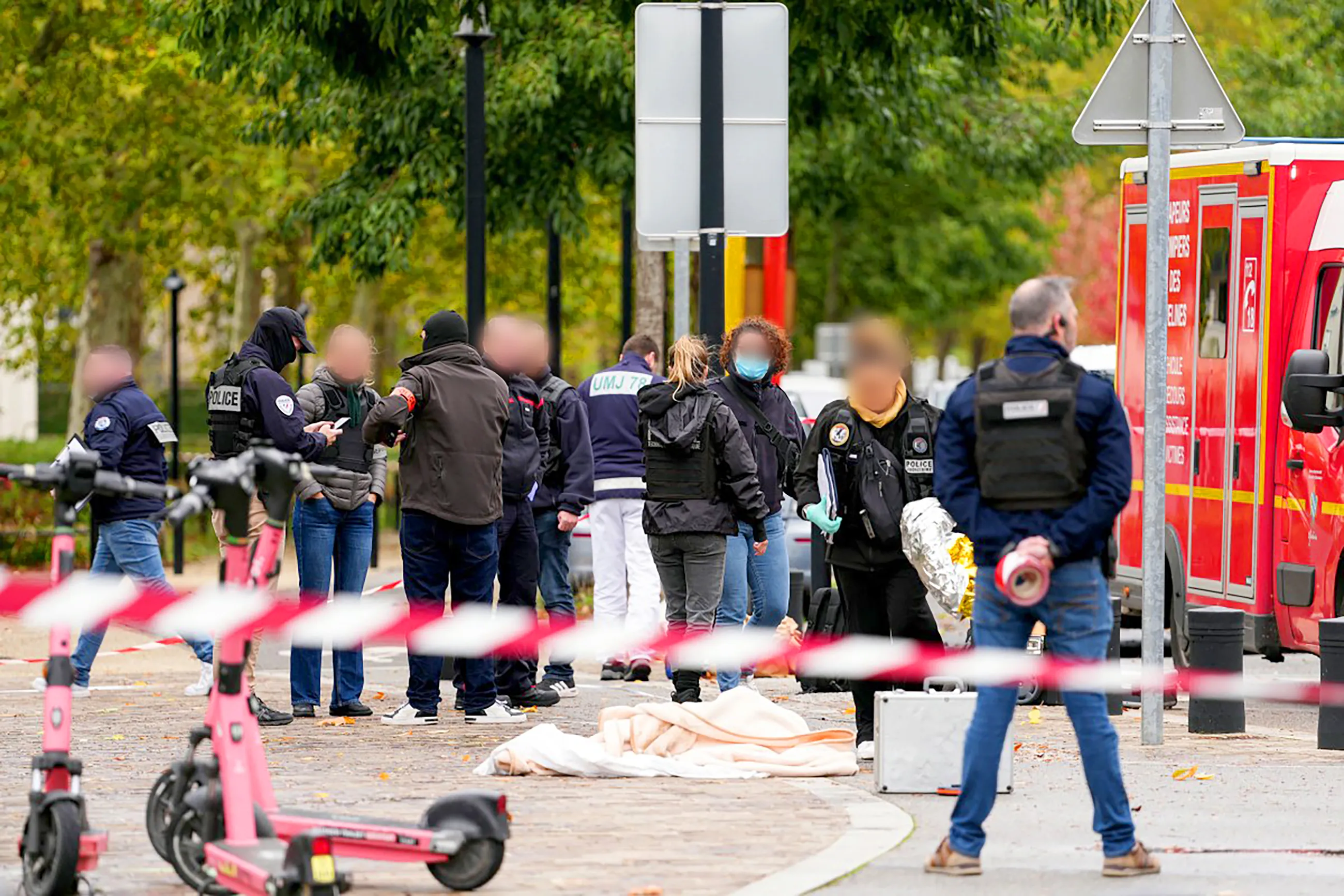 Cảnh sát có mặt tại hiện trường vụ xả súng ở ngoại ô Paris, Pháp ngày 23-10 - Ảnh: AFP